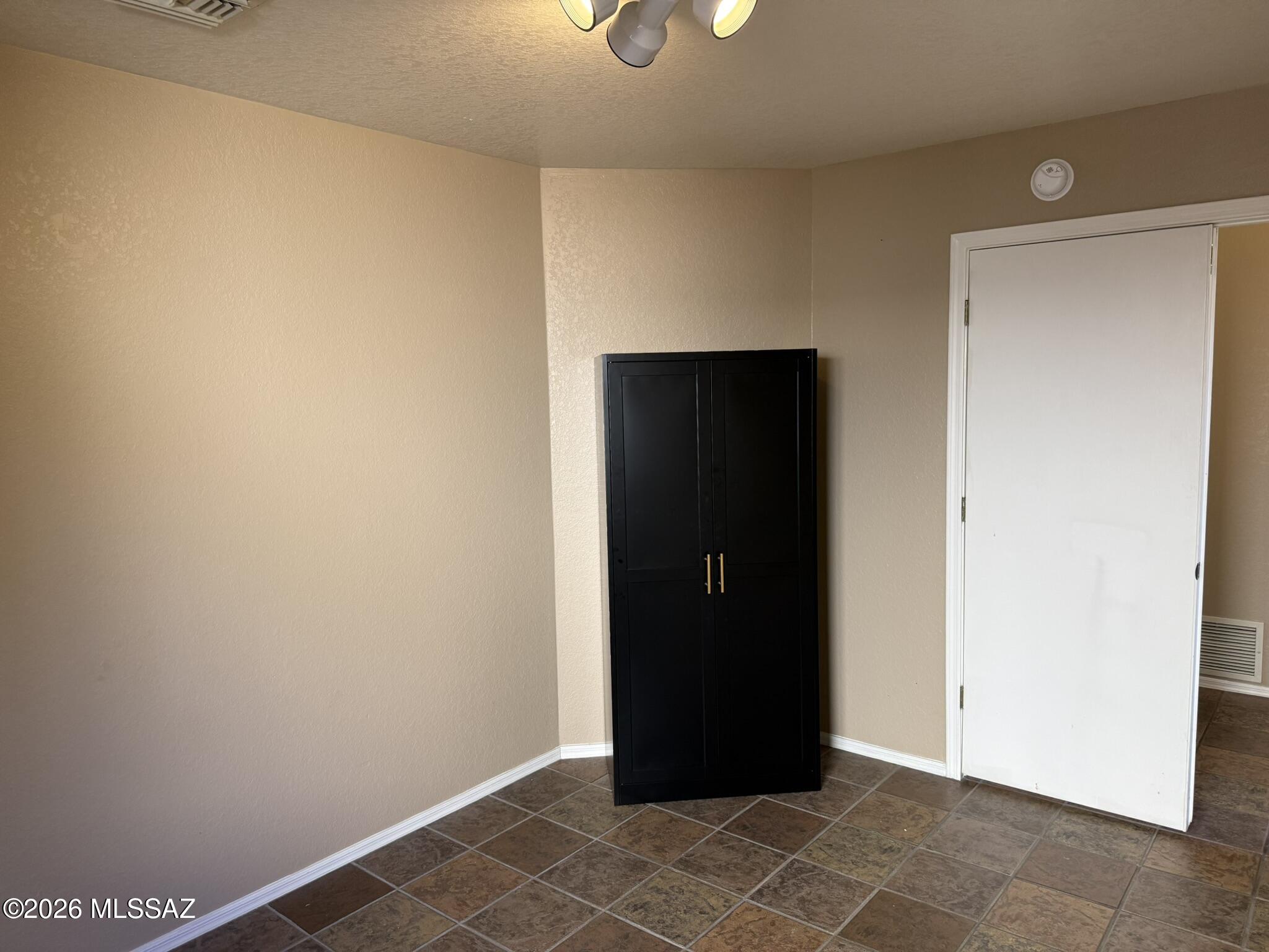 Country Club(1-221) - Residential Lease