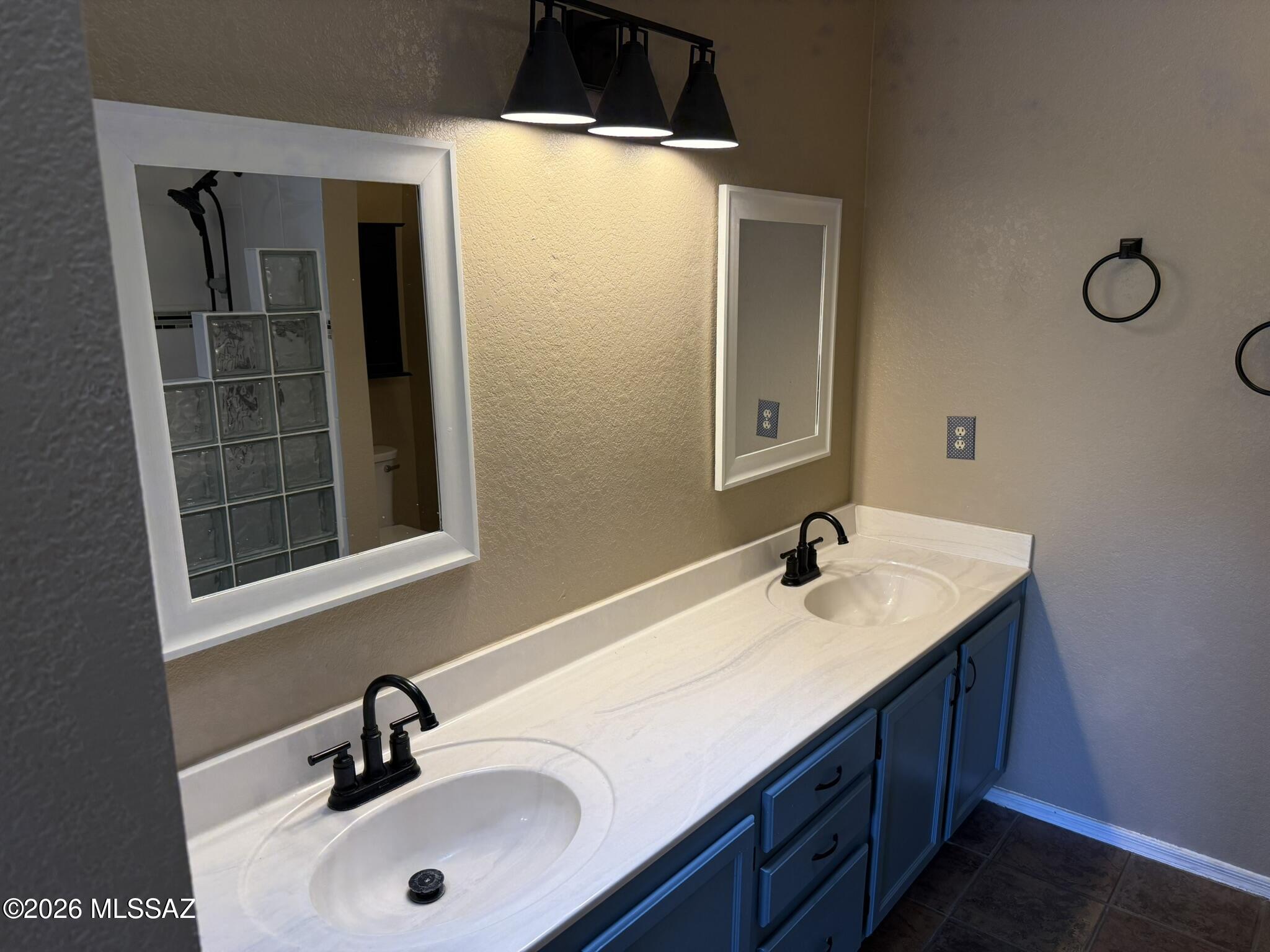 Country Club(1-221) - Residential Lease