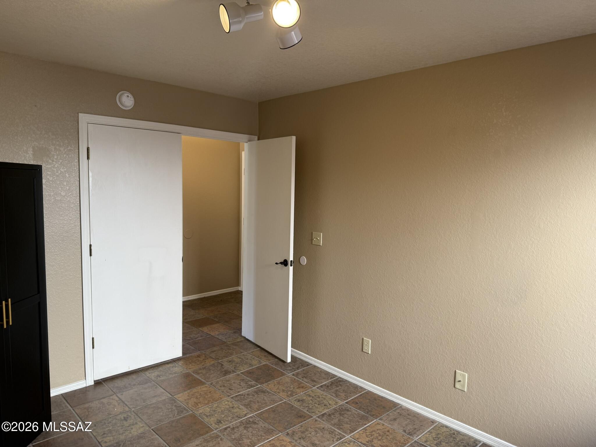 Country Club(1-221) - Residential Lease
