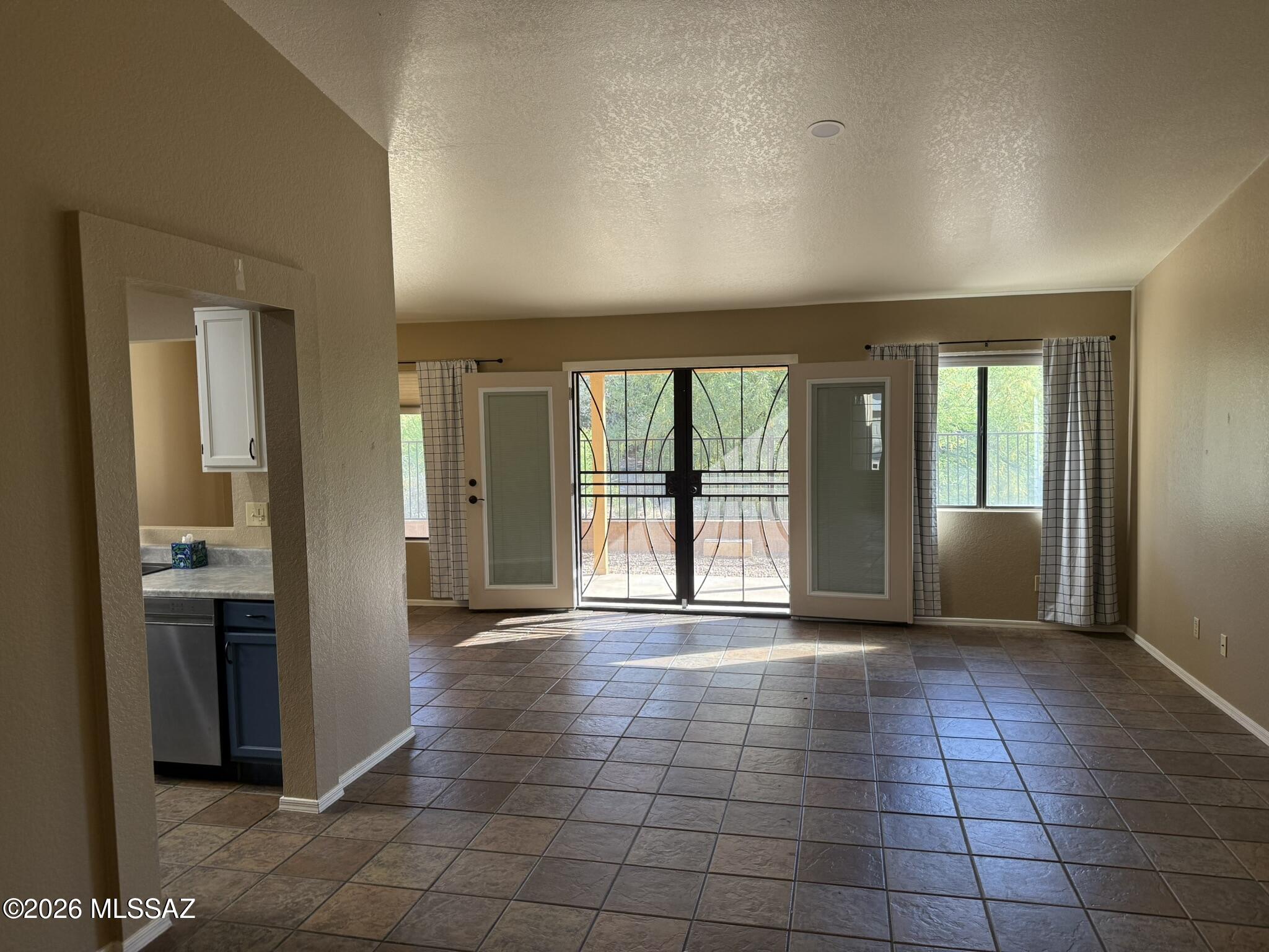 Country Club(1-221) - Residential Lease