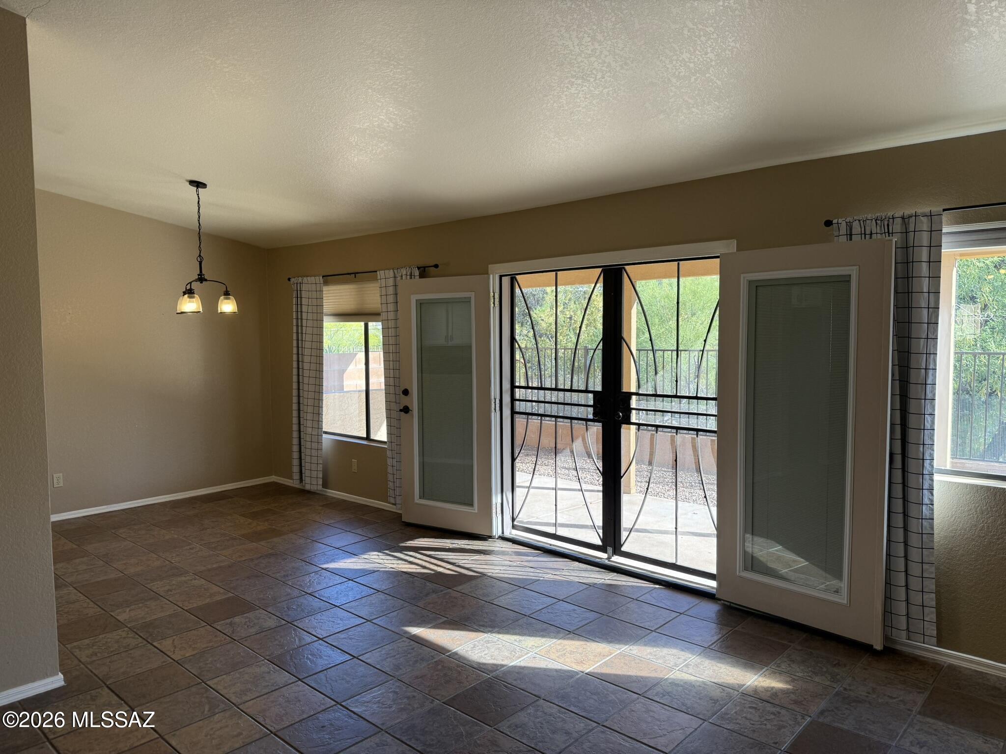 Country Club(1-221) - Residential Lease
