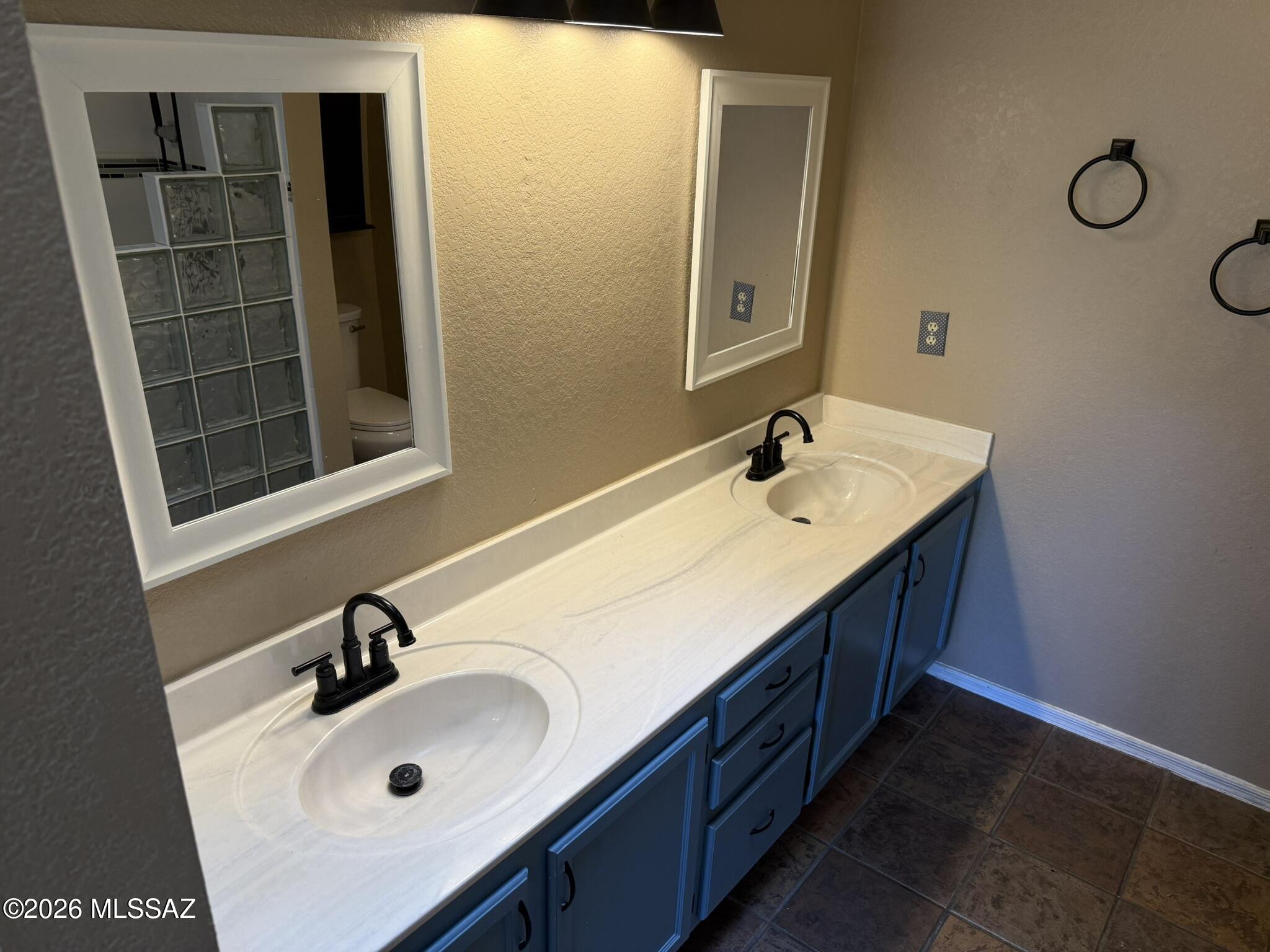 Country Club(1-221) - Residential Lease