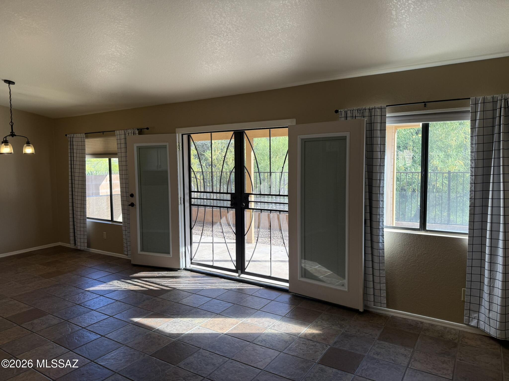 Country Club(1-221) - Residential Lease