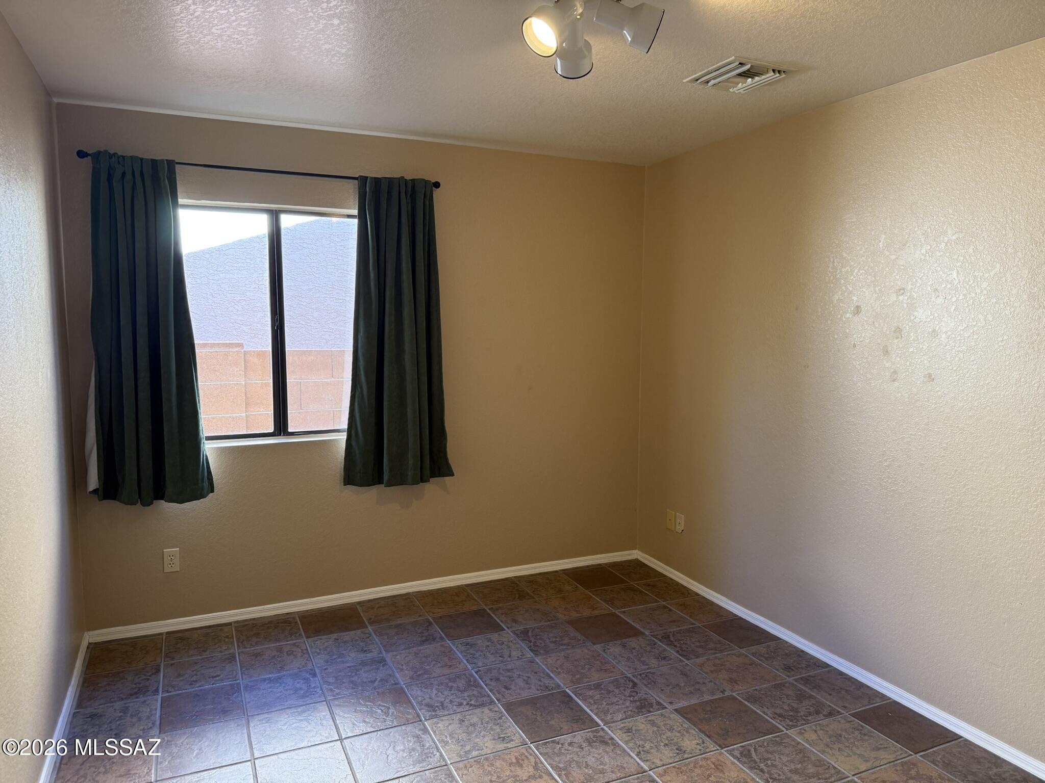 Country Club(1-221) - Residential Lease