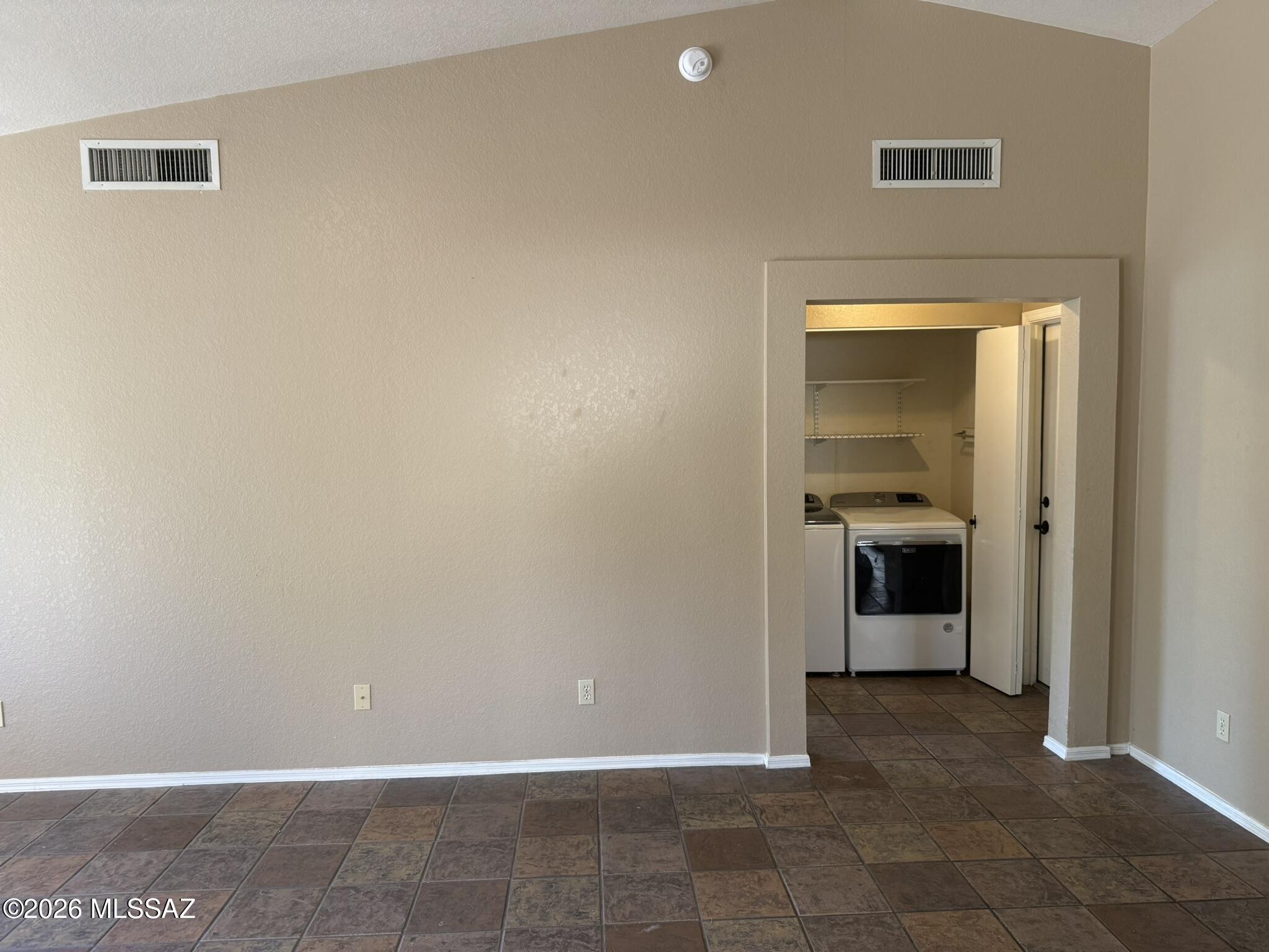 Country Club(1-221) - Residential Lease