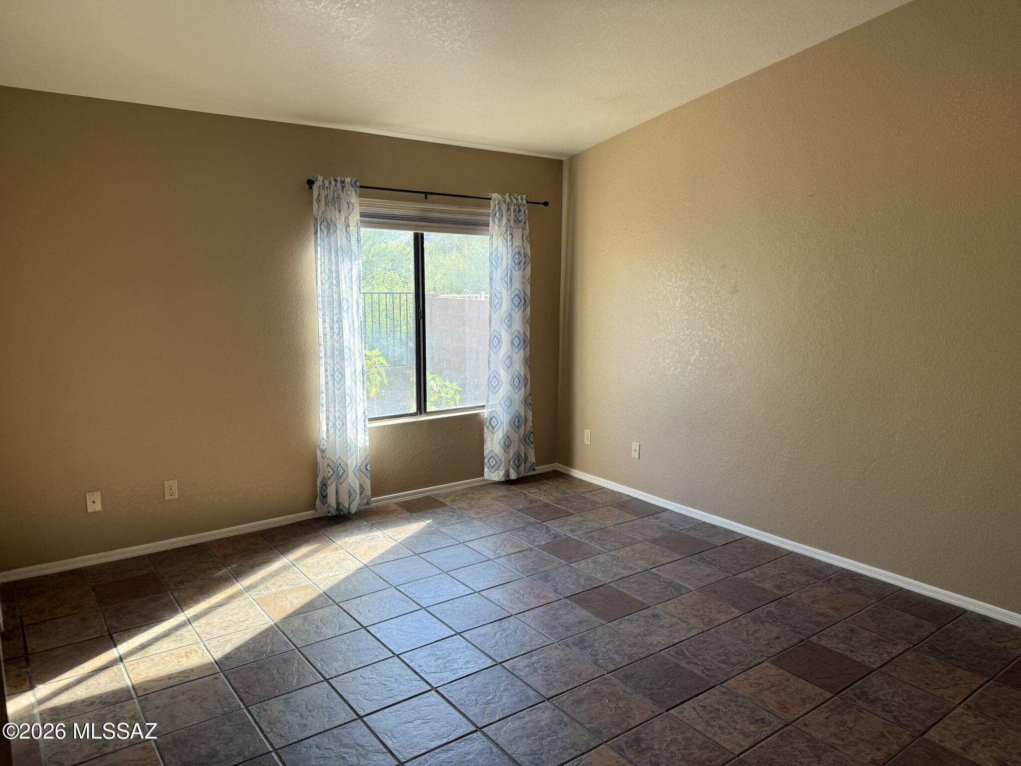 Country Club(1-221) - Residential Lease