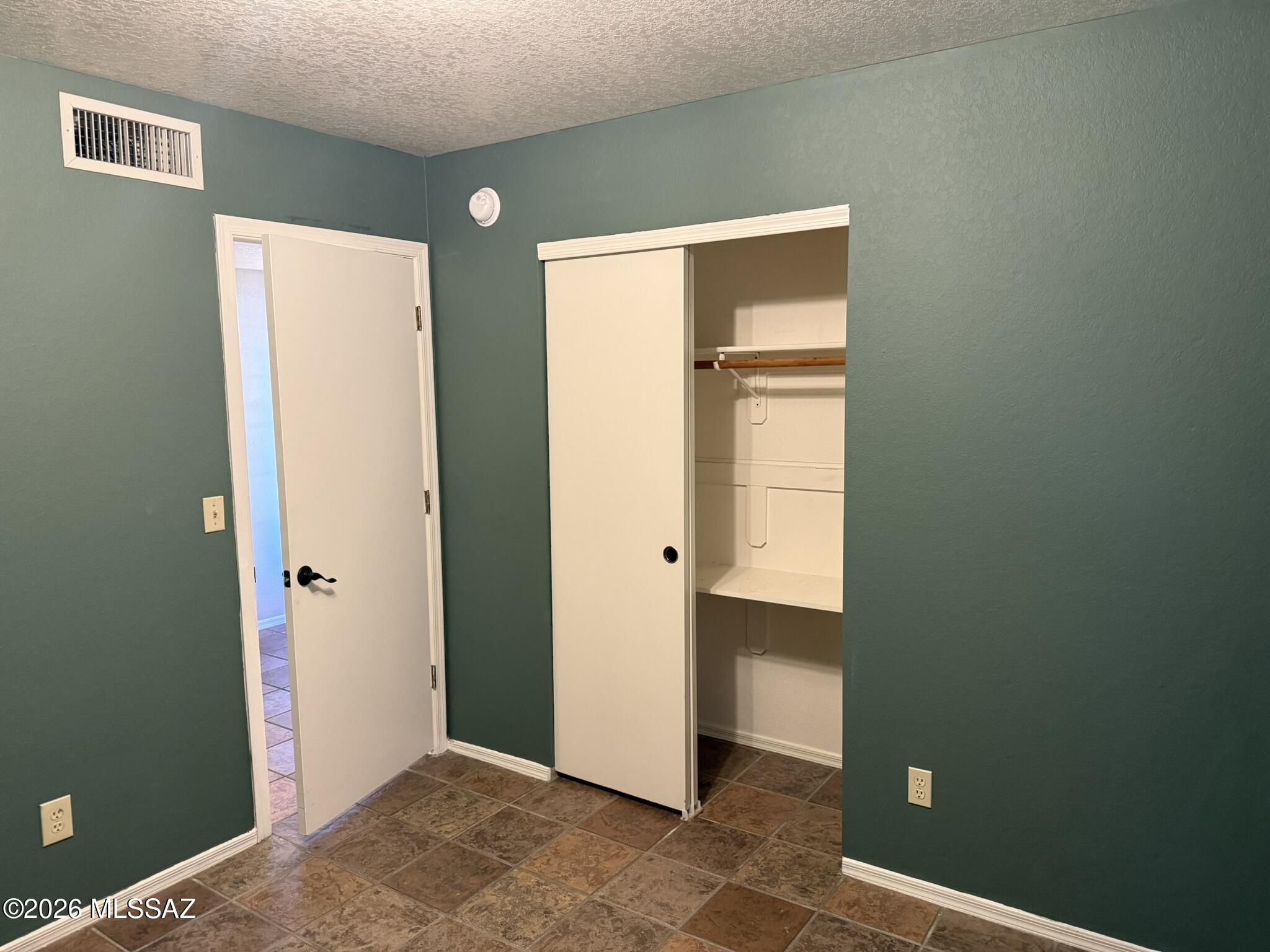 Country Club(1-221) - Residential Lease
