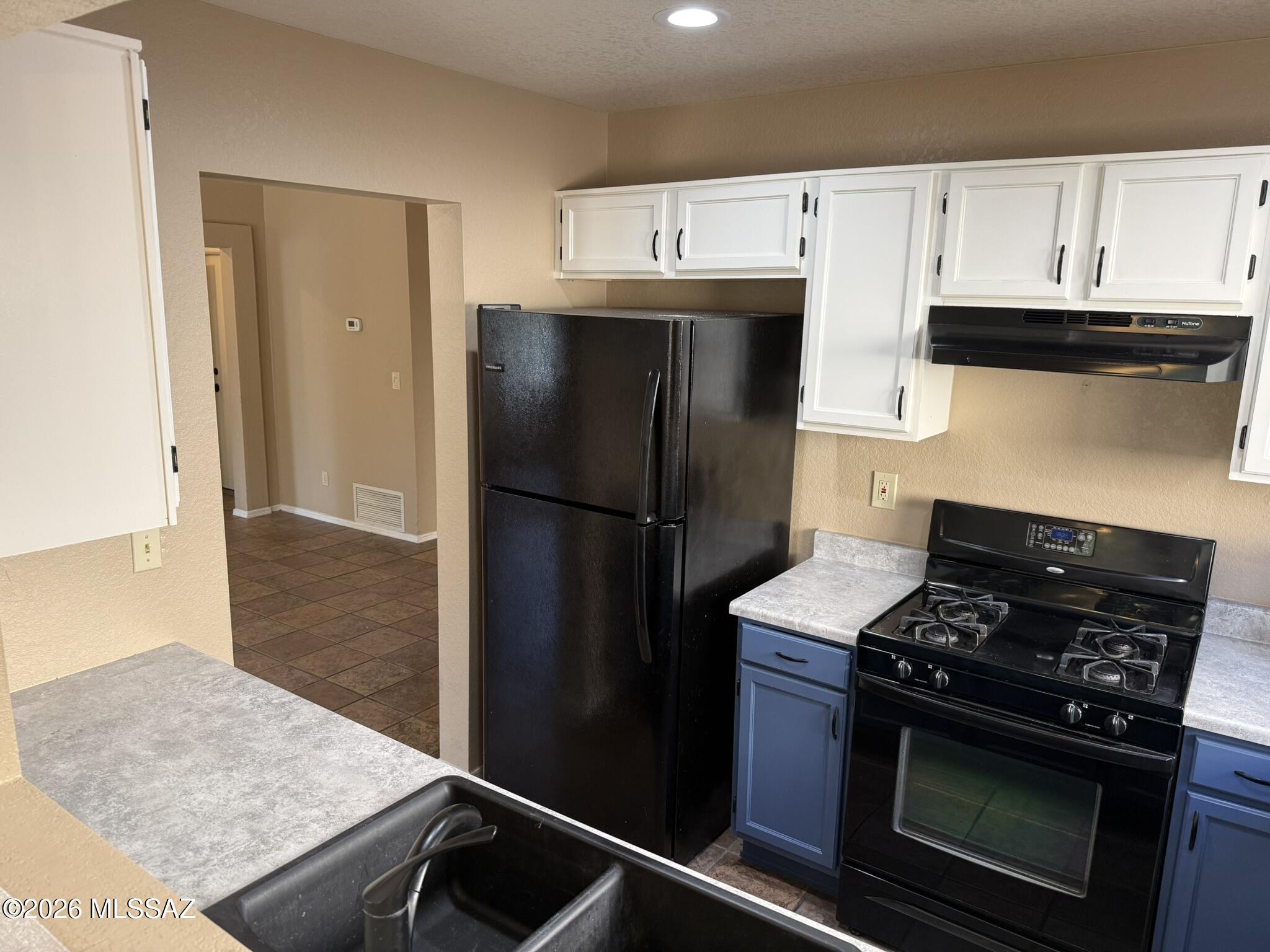 Country Club(1-221) - Residential Lease