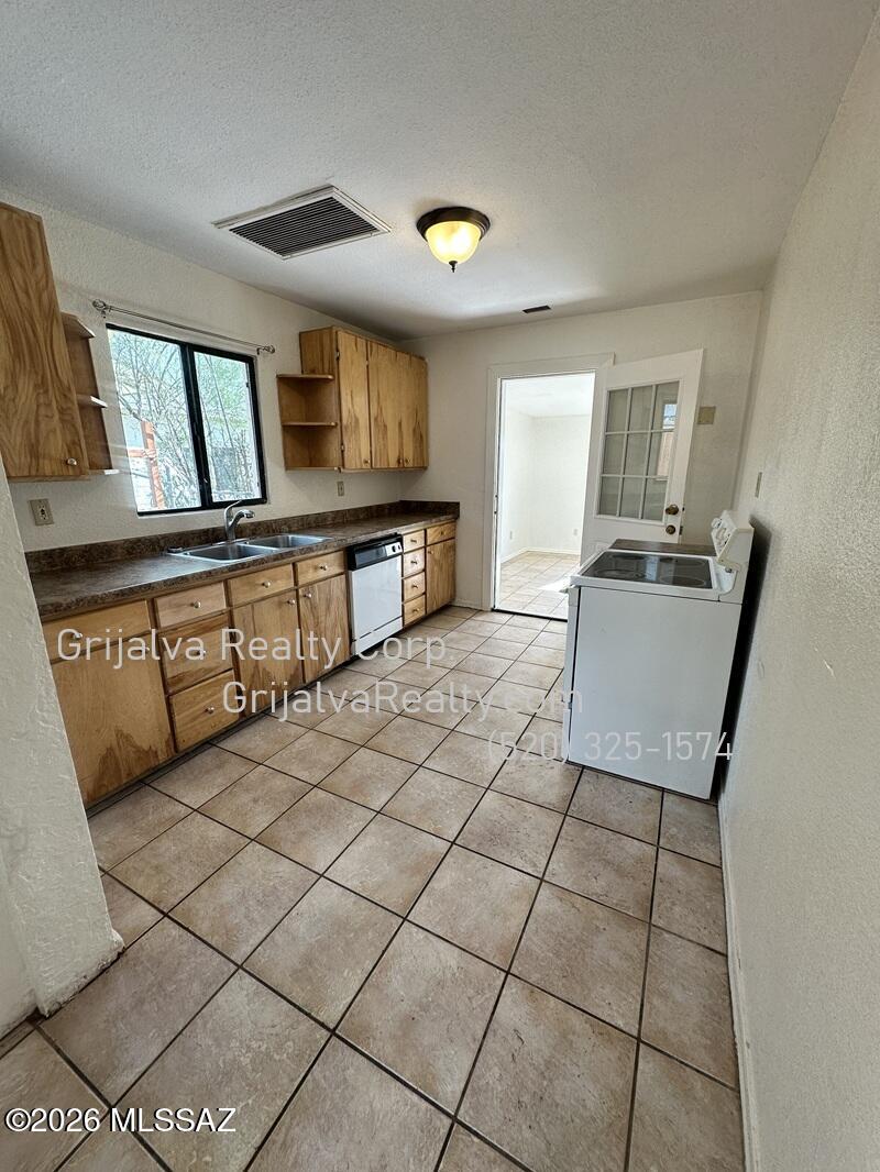 Miracle Mile Manor - Residential Income