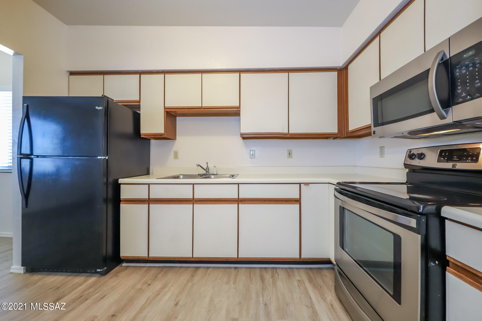 2 bedroom, 1 bath second-floor unit located in a unique community just off 4th Ave near I-10 and Downtown. Situated on a bus line for added convenience. No dogs per owner. Tenant pays utilities (electric, water-trash-sewer). Currently occupied - please don't disturb the tenant. A 48-hour notice is required to show. Showings are Mon-Fri only. Features include newer flooring, interior paint, updated windows and window coverings, and a newer AC system for year-round comfort. Exterior of the building has been freshly painted.  Near popular dining including Mi Nidito and American Eat Co & Market.  ***1 month of free rent with the first month's full rent payment.