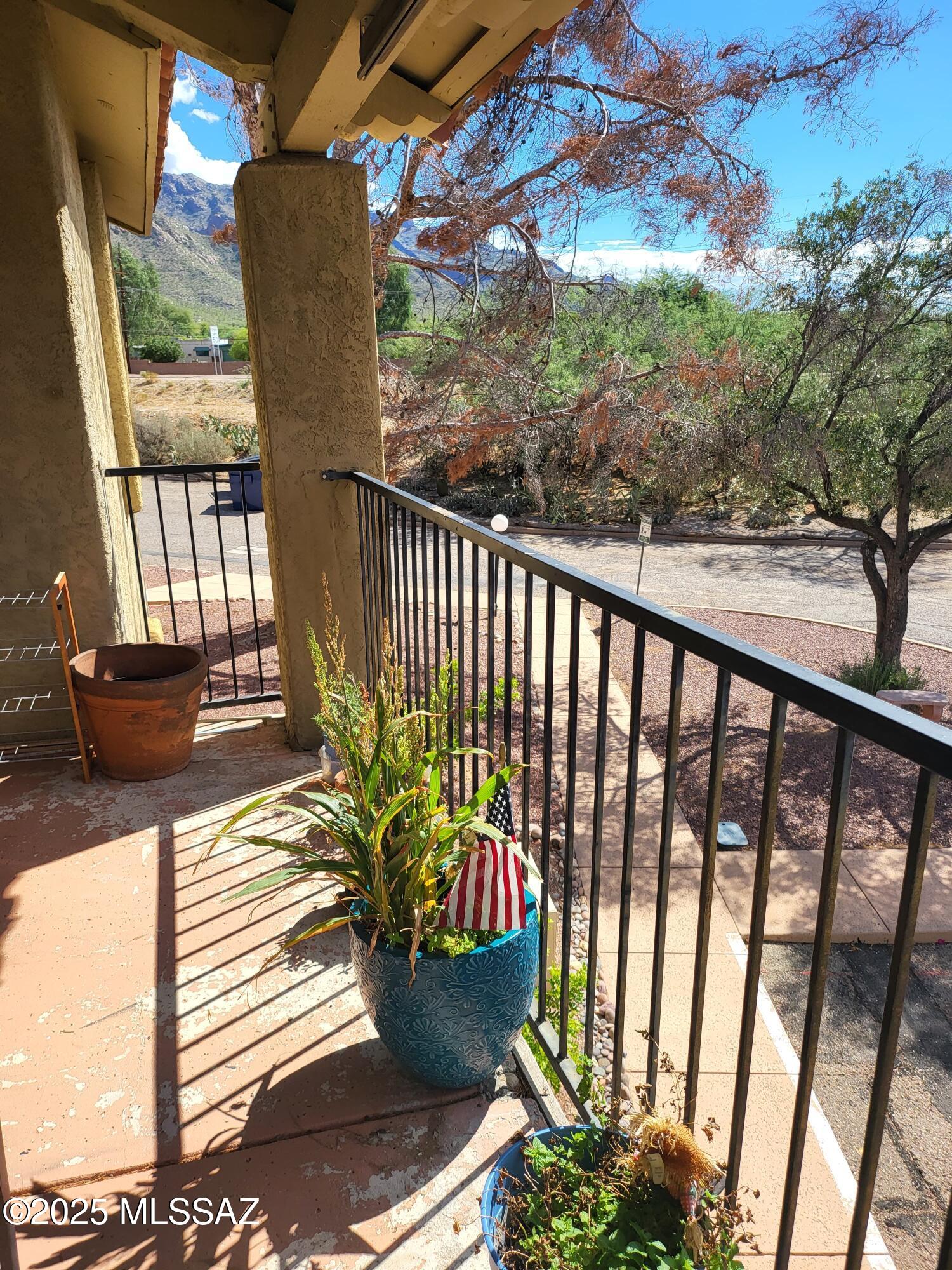 Great location! Upstairs 2 bedroom with 2 bathroom. Corner home with great view. This will maintained home offers newer appliances. New water heather, vaulted ceilings with lots of natural lights. Conveniently located a few minutes away from shopping centers, restaurants and etc..