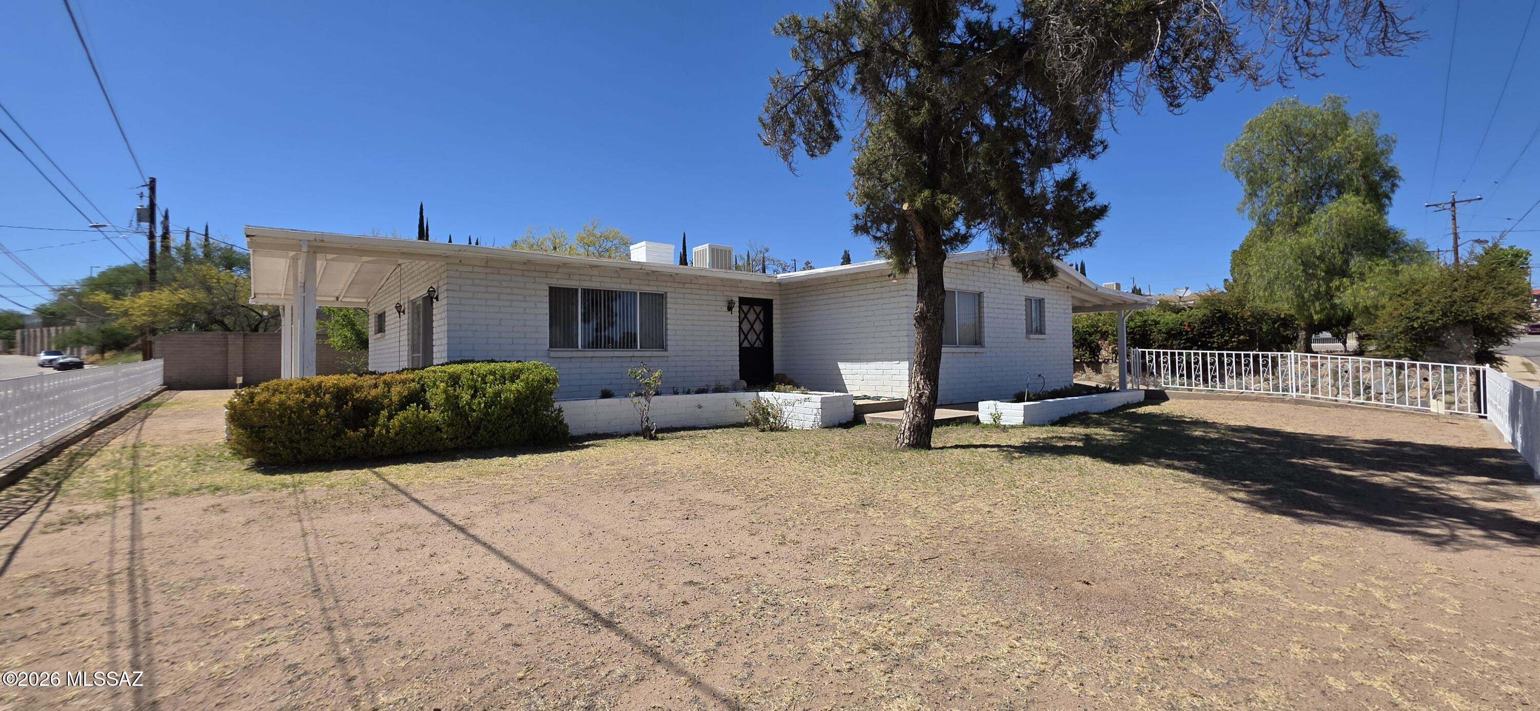 Great opportunity to own this charming home and make it your own!  Located in Central Nogales with easy access to public transportation, shopping, restaurants, medical and more.  This three bedrooms, two bathrooms sits up high and fenced in home has a lot of potential.  Don't miss out!!