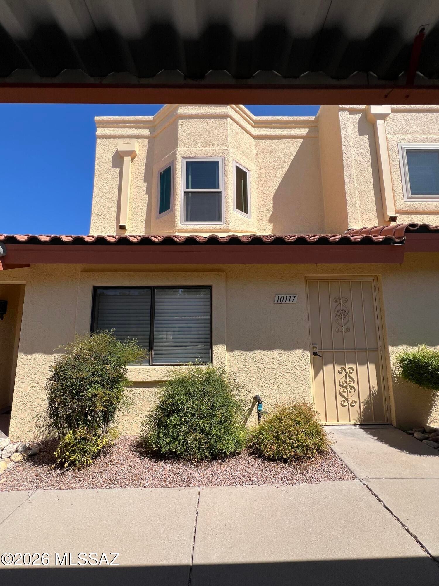MOVE IN SPECIAL!! MOVE IN BY 11/01/2026 AND RECIEVE $800.00 OFF YOUR FIRST MONTH'S RENT!!
Welcome to this charming Eastside townhome featuring a flexible 2-bedroom, 2-bath layout with one suite upstairs and one downstairs -- perfect for guests or multi-level living. The bright great room boasts soaring vaulted ceilings, while the updated kitchen includes stainless steel appliances and brand-new refrigerator and microwave. Unwind in your backyard while taking in peaceful mountain views. Laundry closet with full size washer and dryer. Enjoy access to a sparkling community pool and the convenience of two covered parking spaces right outside your door.