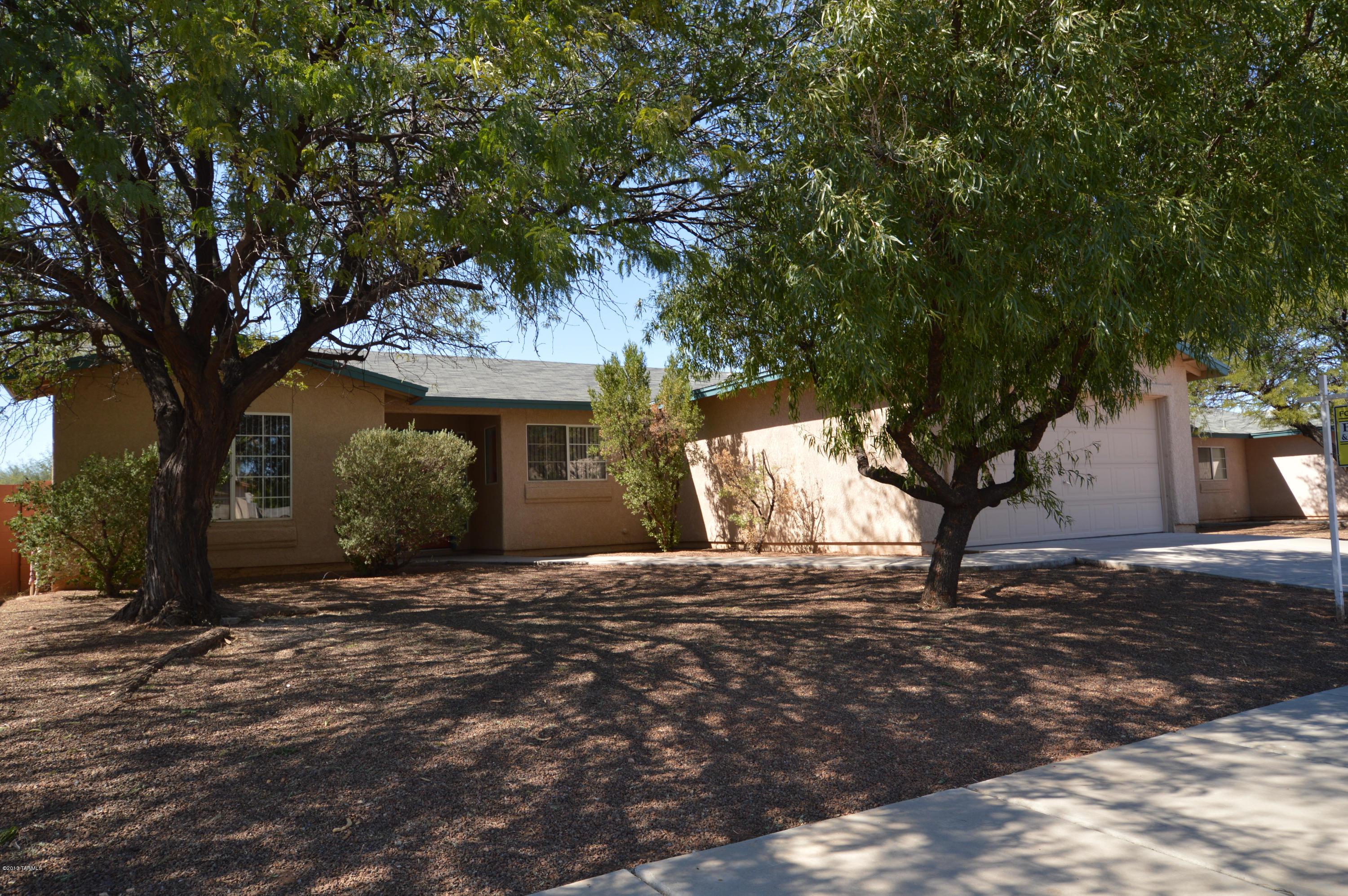 Rita Ranch 3/2! Terrific Vail Schools. Gorgeous newer home with open floorplan and vaulted ceilings. Ceramic tile throughout for cool comfort and easy maintenance. Lots of kitchen cabinets with pullouts, track lighting and ceiling fans. Split master bedroom for privacy. Great access to shopping, schools, transportation. Fantastic family neighborhood. Call and reserve this one NOW!
