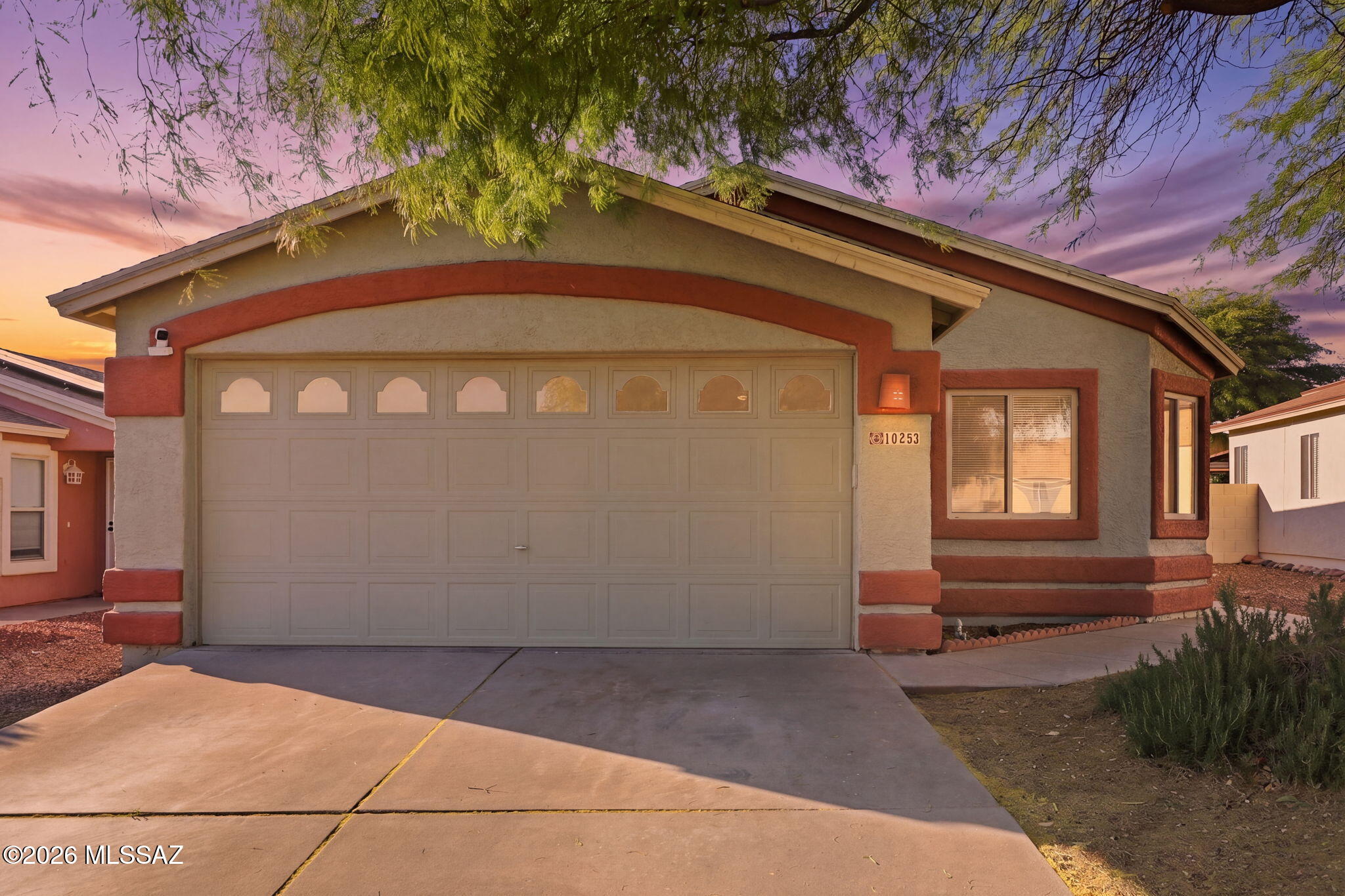 Rita Ranch gem! Ideally located near Davis-Monthan AFB, Raytheon, Amazon, A+ schools, parks, shopping, and dining. Enjoy an open floor plan, bright white kitchen with stainless appliances, and one of the largest, low-maintenance yards in the area. The spacious primary suite features a walk-in closet, dual sinks, and soaking tub.  Schedule your tour today!