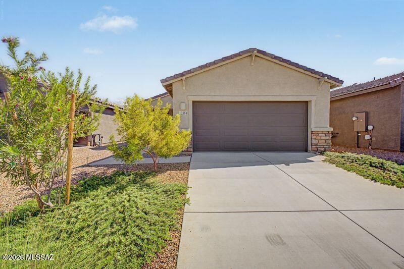 a'VAIL''able Now, like new 3 bedroom, 2 bath home offers a living area off kitchen -all stainless appliance including Gas stove with large island, split floor plan and laundry room with W/D hook ups.  Large master bedroom/bath, walk in closet with stand up shower & dual sinks.  Enclosed backyard with block wall and gravel for low dust.  Within the Vail School District and near I-10 for easy commutes. Please call for a showing.