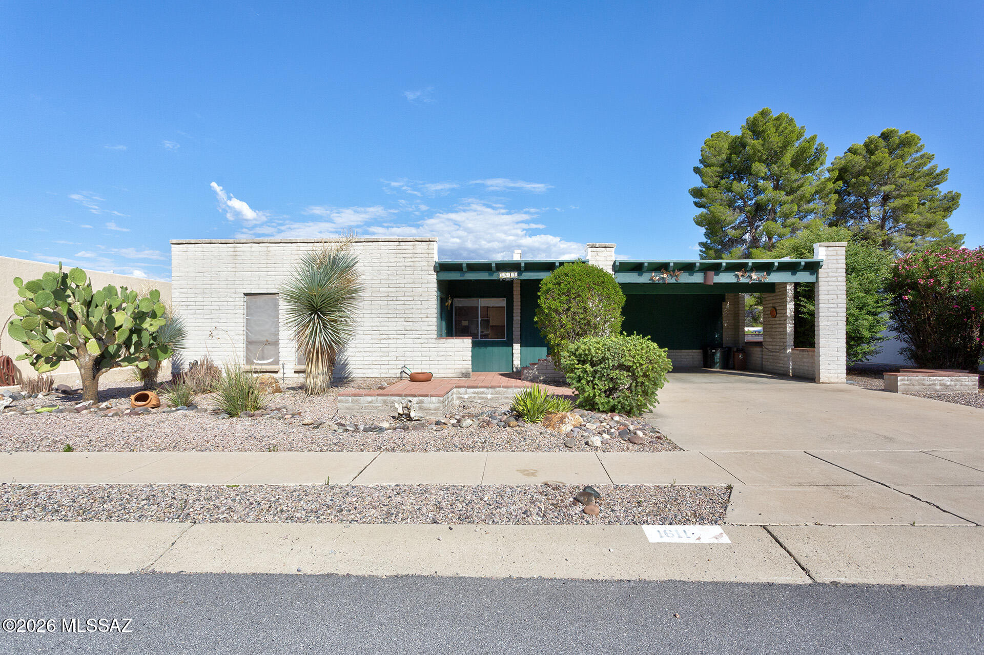 Do you need a large office or maybe a huge craft room. This one has it in spades. Large yard, wide streets, well maintained and just waiting for you. Low HOA and a short walk to the pool. Don't let this one get away. Roof just recoated for your convenience.