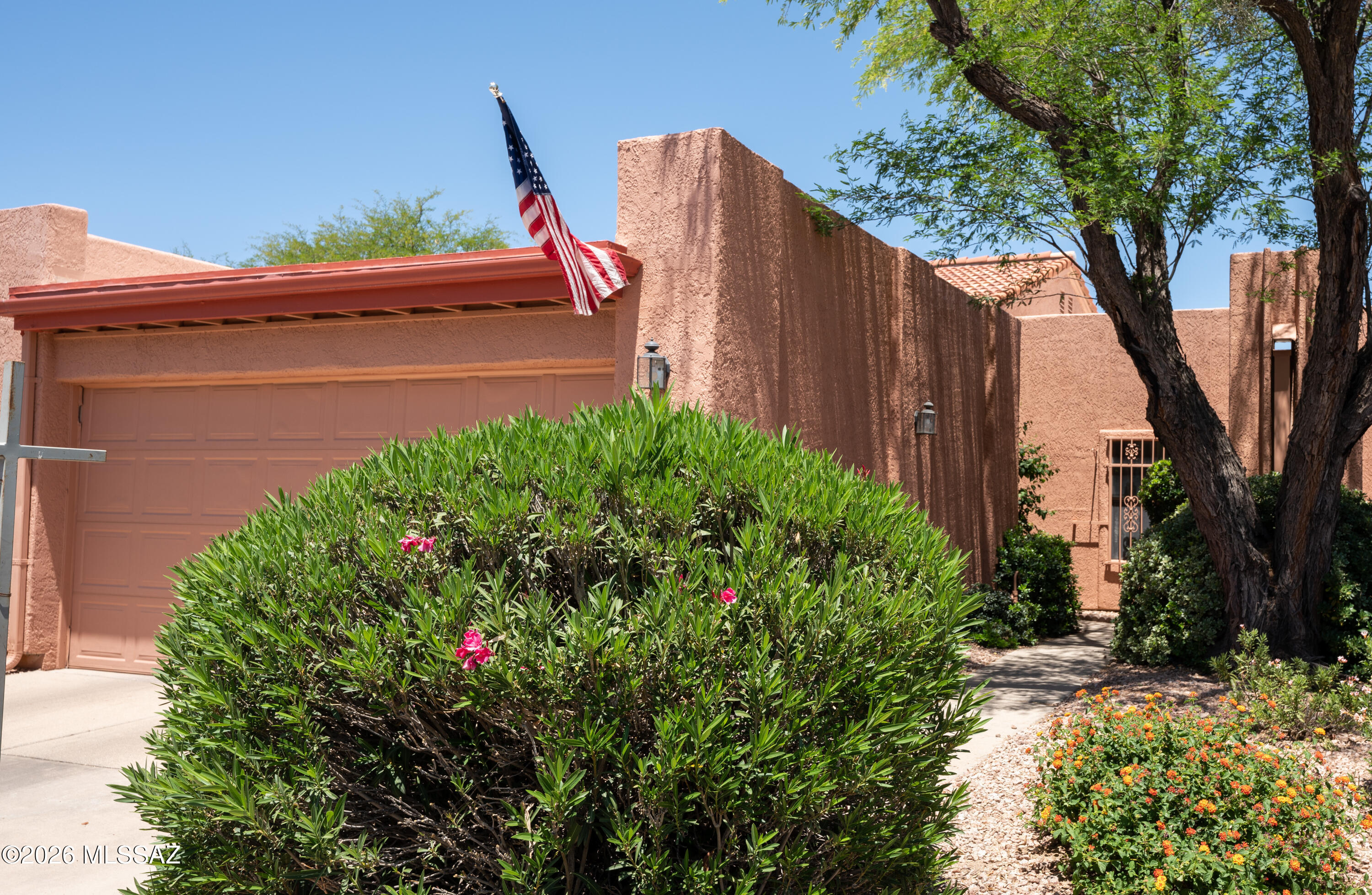 Lovely well maintained 2 bedroom, 2 bath townhouse in a beautiful well-maintained community.  Spacious floorplan, vaulted ceilings, private back patio, access to community pool and amenities, close to shopping, Udall Park, all appliances included, 
move-in ready