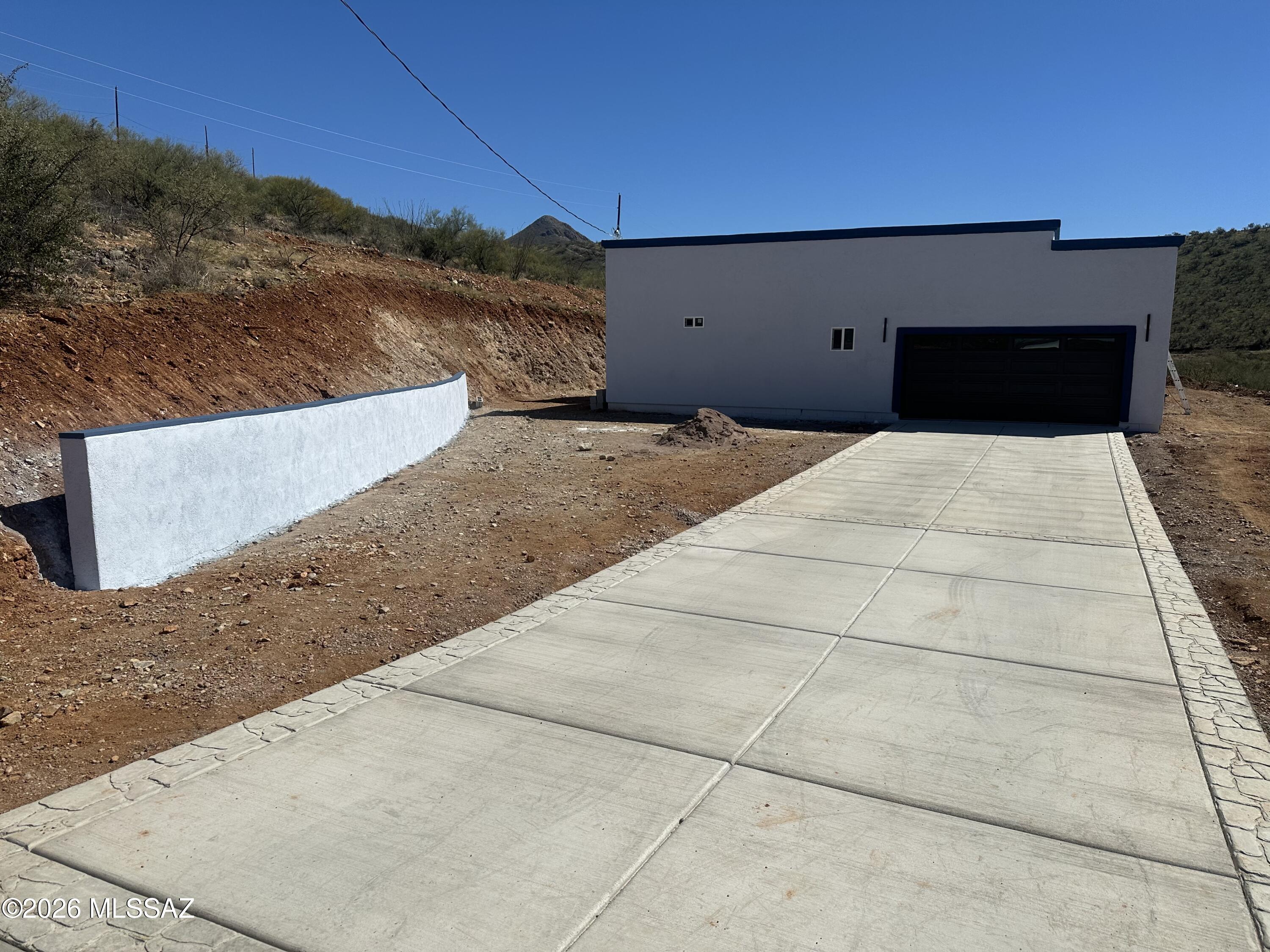 beutifull contemporary home, great views, lage lot, extended concrete diveway