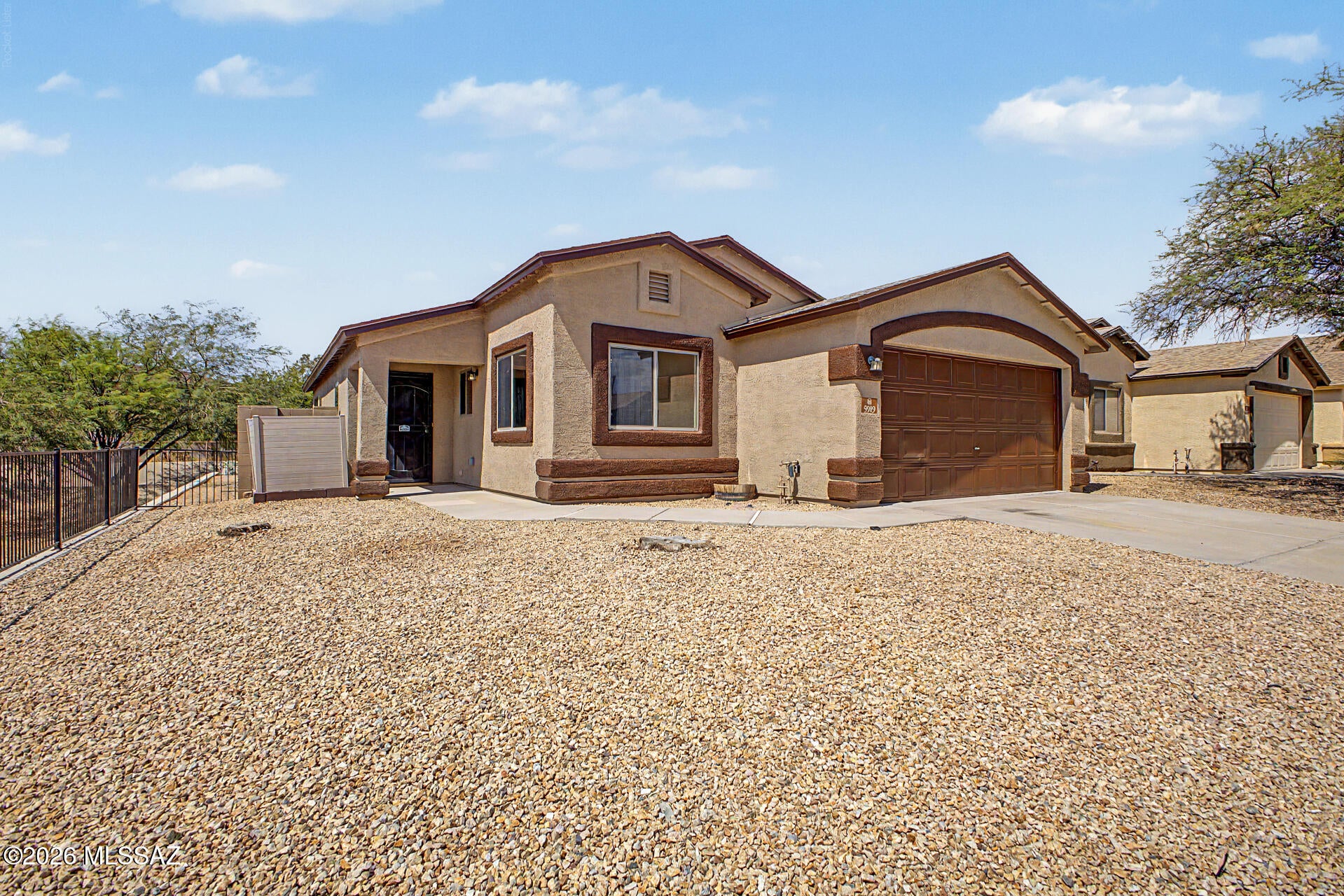 Welcome home to Canterbury Ranch! This move-in ready property has been updated with new plush carpet, stainless steel appliances, fresh interior paint, and a brand-new roof. Located on an end lot next to an open common area with only one adjacent neighbor, offering a comfortable blend of privacy and openness. Minutes to freeway access and nearby shopping/dining/amenities. Don't miss this one--must see!