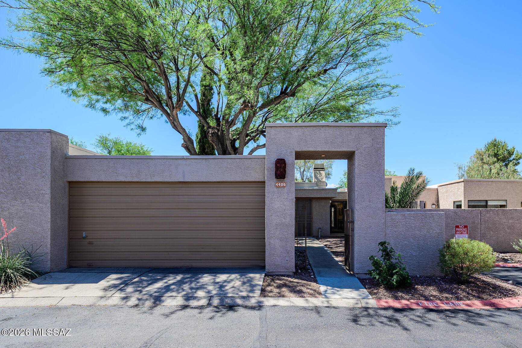 Perfect central location! This 2 bedroom, 2 bath townhouse is freshly painted with brand new carpet -- truly move-in ready. Located just steps from the Rillito River Park walking/biking path, with an easy 15-minute commute to the University of Arizona. Low-maintenance living in one of Tucson's most connected neighborhoods. Great fit for people down sizing, first-time buyers, or anyone wanting a lock-and-leave home. Mountain views. No rentals allowed.
Perfect for Tucson active life style.