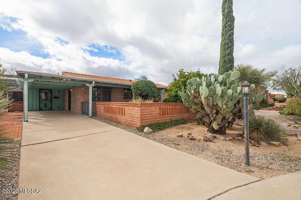 55+ Community of Green Valley Fairways.  Lovely original kitchen and baths, Den, family room with wood stove. Kitchen has beautiful Talavera tile counters and backsplash and a newer stainless fridge. Lovely shaded front courtyard entry with fruit trees and decorative wrought iron on windows. Conveniently located near shopping, dining, and Golf.