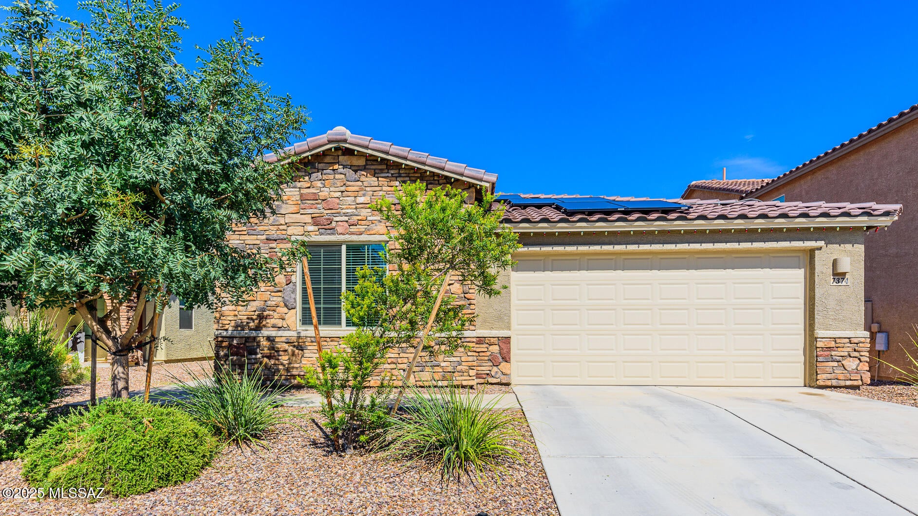 3 beds/2 bath w/den in desirable La Estancia.  Split floor plan & open concept boasting 9' ceiling & 8' doors throughout. Kitchen offers large island, 42'' upper cabinets w/under counter accent lights, pull-out shelves, subway tile backsplash, black hardware, stainless steel appliances & 3cm granite bring it all together. Grande Primary Suite, larger addtl. bedrooms, Fiber optic internet, recessed lighting, laundry room - new washer and dryer , oversized 2 car garage w/epoxy floors. Access to Community parks & pool. Vail School District, close to I/10, DMAFB and Raytheon.
