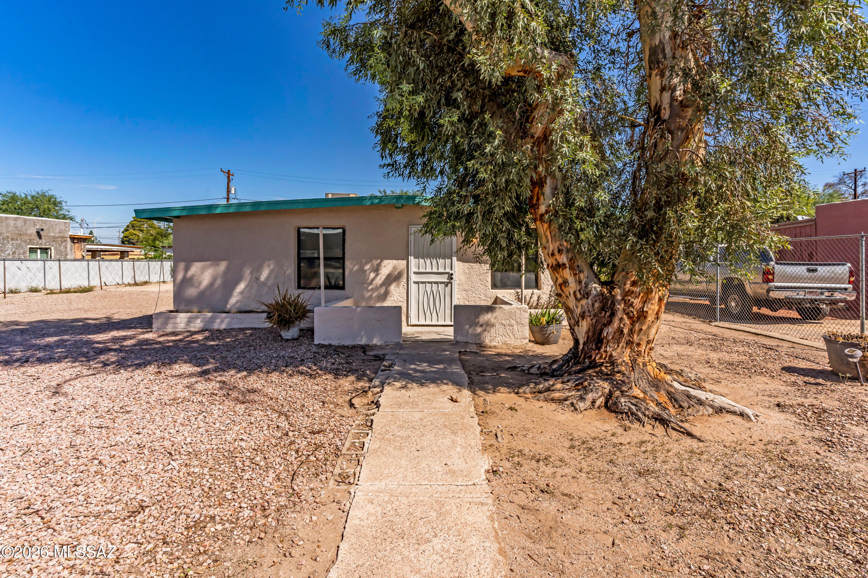 Charming 3BD/2BA midtown gem on a large lot! Updated kitchen, and convenient central location just minutes from shopping, dining, and entertainment, with quick access to I-10 and bus lines for an easy commute. Features a functional layout and a huge backyard with endless potential for your dream outdoor oasis. Don't miss this rare midtown find--schedule your showing today!