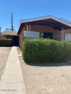 Charming and cozy red brick ranch two bed one bath home.  offers  dual pane windows, ceiling fans in bedrooms ,Rent includes water, trash and sewer. 
washer dryer included, AC cooling, gas stove
minutes to U of A campus, shops and an assortment of great restaurants.
