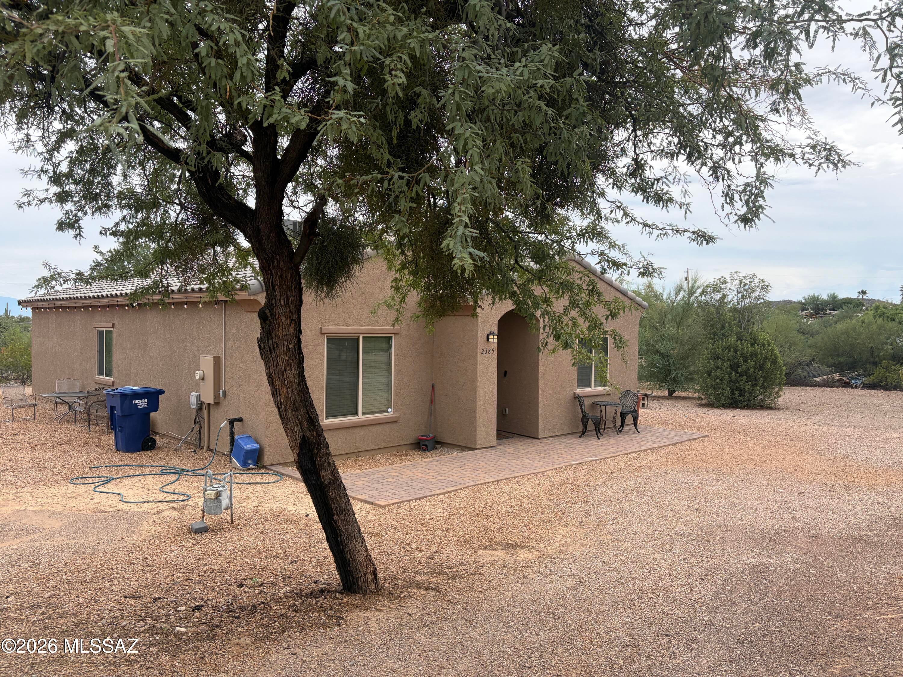 Built in 2022 this 1400 Sq Ft 3 bed 2 bath home has an open modern floorplan sitting on over an acre with sweeping 360 degree mountain views. Easy access to shopping and freeways with hiking and horse trails. Room for RV's, workshops...you name it!
