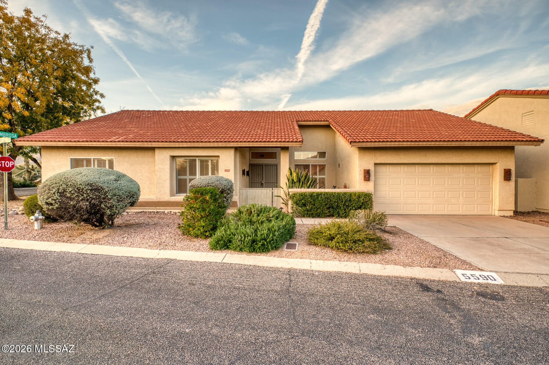 Builder Original 3 Bedroom 2 bathrooms with up grades. Ventana / Sabino Canyon areas. Open Bright floor plans