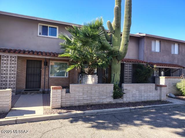 Come and discover what Rolling Hills Villas has to offer in this cozy and unique 2 bedroom and 2 bathroom with an Arizona room and a basement. Located close to shopping, restaurants, schools and parks.