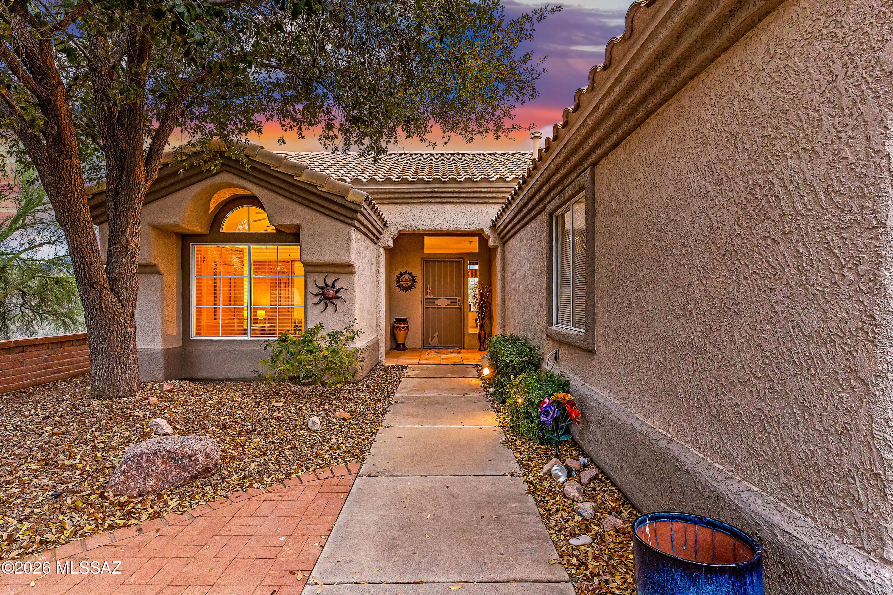Little house. MASSIVE VIEW.  Enjoy a panoramic view of the Catalina Mountains (including Pusch Ridge) from inside and outside. Your living room, dining table, courtyard and back patio all have a front-row seat to the magical show when the mountains turn pink at sunset. Mostly furnished. Private front courtyard and adorable floor plan.
