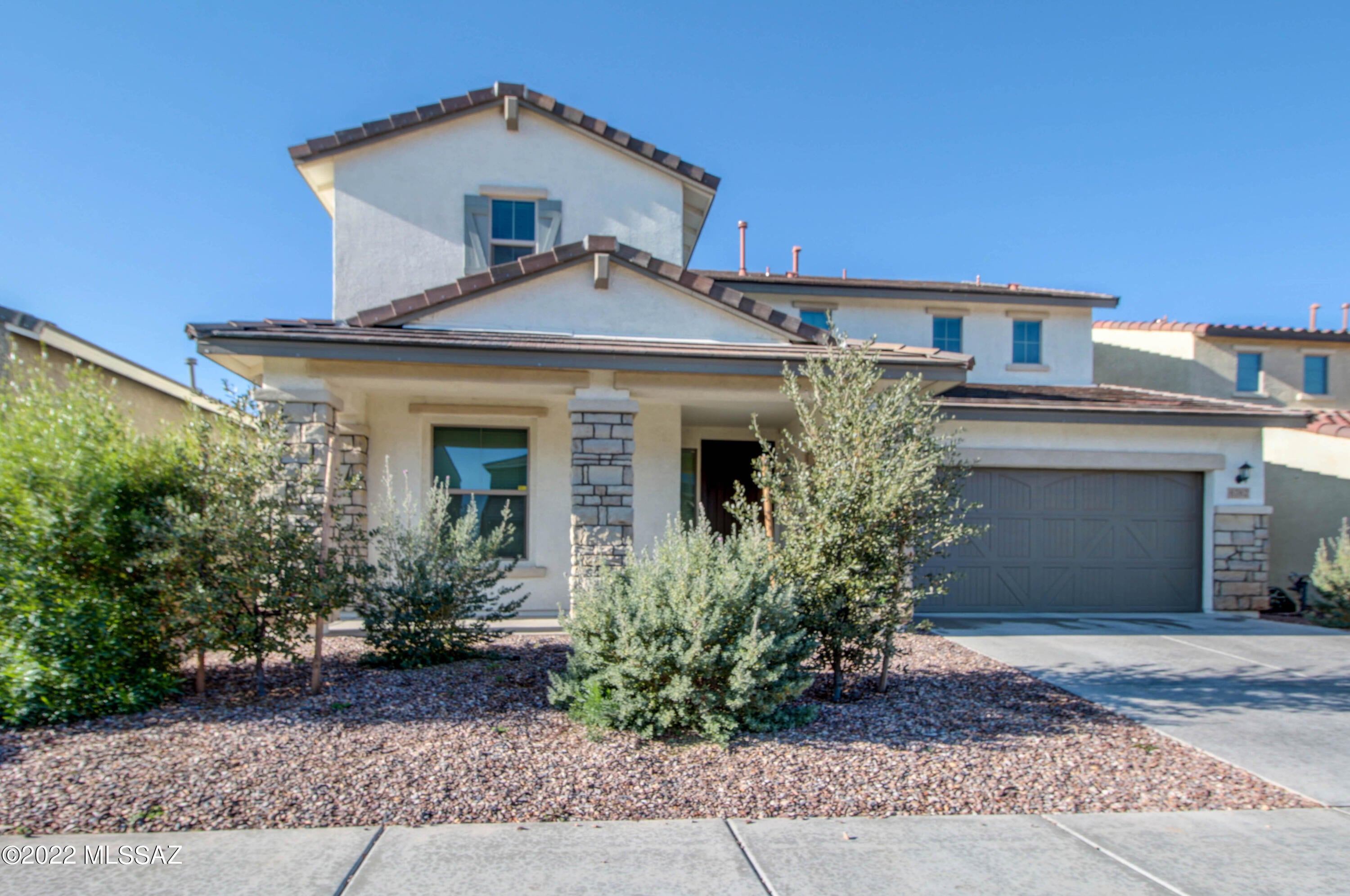 Beautiful 4bedroom, 3 bath  house located north of I-10 in the master planned community of La Estancia. Part of the award-winning Vail School District, this neighborhood is perfectly located near Tucson, Vail,Amazon and connects to the Julian Wash Greenway. Amenities include; Community pool, multiple parks, playground and basketball court.