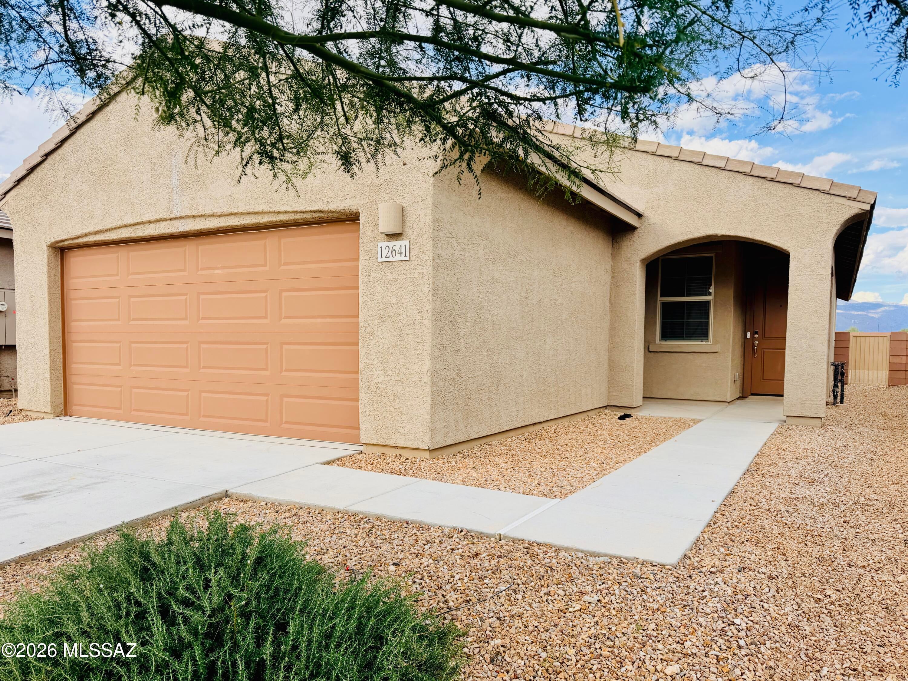 Beautiful 3bdr/2ba home in Hanson Ridge! Spacious living room w/designer fixtures, kitchen feature granite counters, stainless steel appliances, gas range, pantry and more! Primary bedroom w/ensuite offers walk-in shower, large walk-in closet, dual vanity and linen closet. Split bedroom floorplan, ceiling fans in all the rooms, tile throughout except for bedrooms, laundry room w/washer/dryer, UV outlet in garage.
BBQ and relax in the fenced backyard w/covered patio and mountain views!
$25.00 per pet monthly on approved pets.