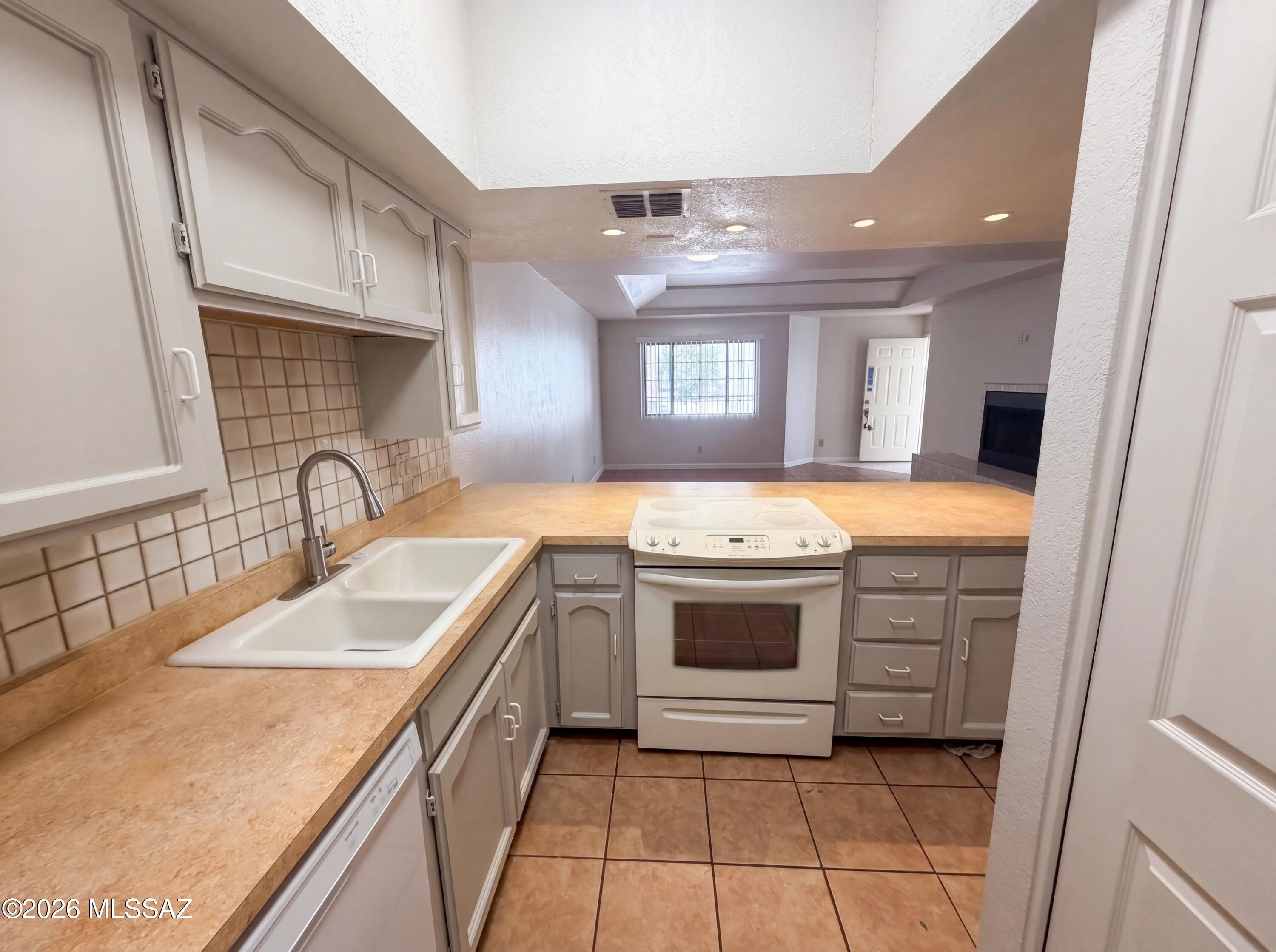 Casitas Real Condos. - Residential