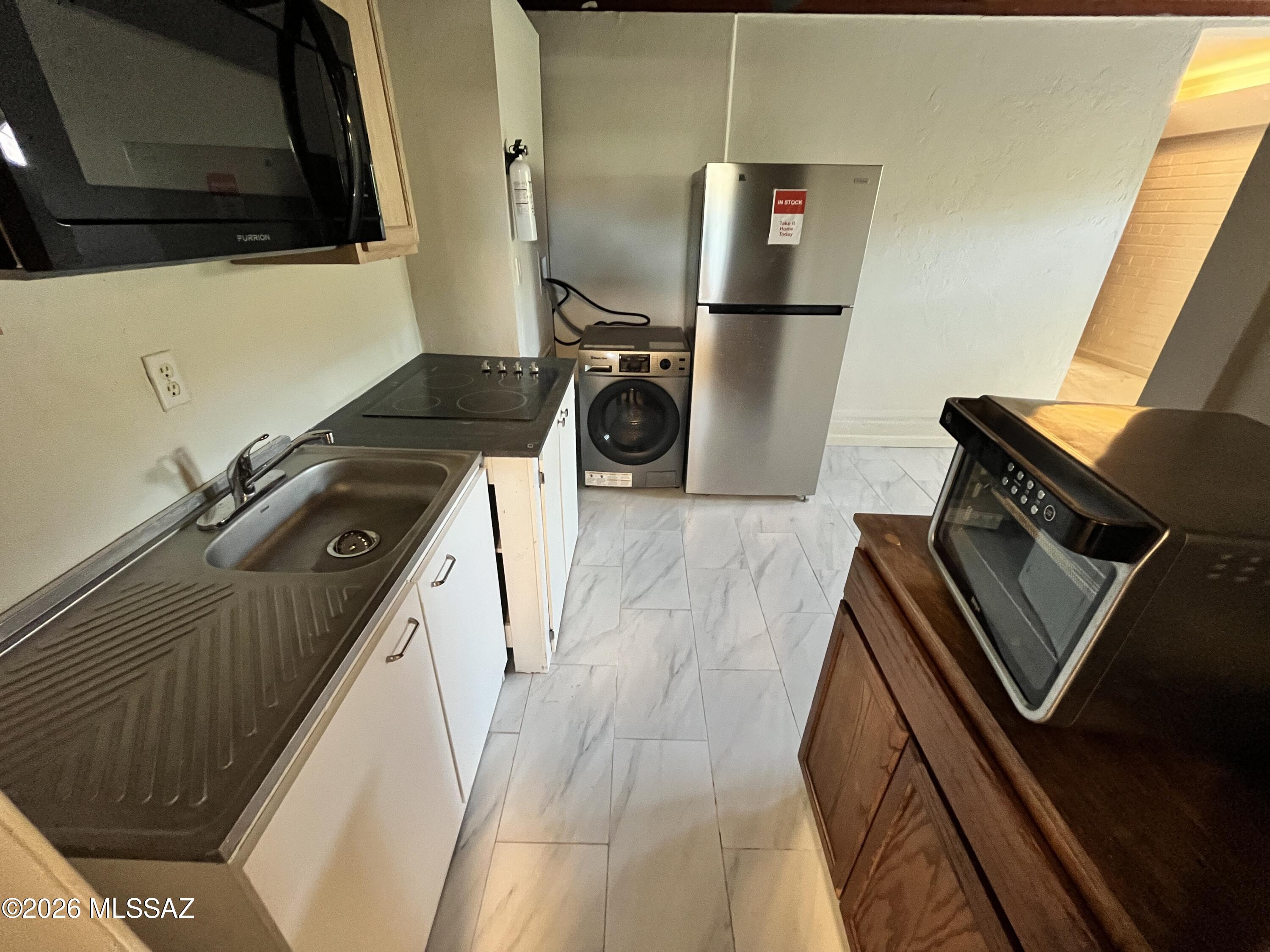 Updated 1 bedroom/ 1 bathroom guest house in the Catalina Vista neighborhood. This home features updated flooring and paint throughout. The kitchen offers brand new appliances, cabinets and countertops. There is a large living room area, one bedroom and a full bathroom with tub and walk in shower. The oversized shared lot offers a gated, fenced yard with private parking and an outside storage room.

A/C
Washer/ dryer included
Gated
Fenced yard
No carpet

Lease terms negotiable
Tenant pay flat $125 monthly utility charge
Pets Negotiable
No smoking inside unit