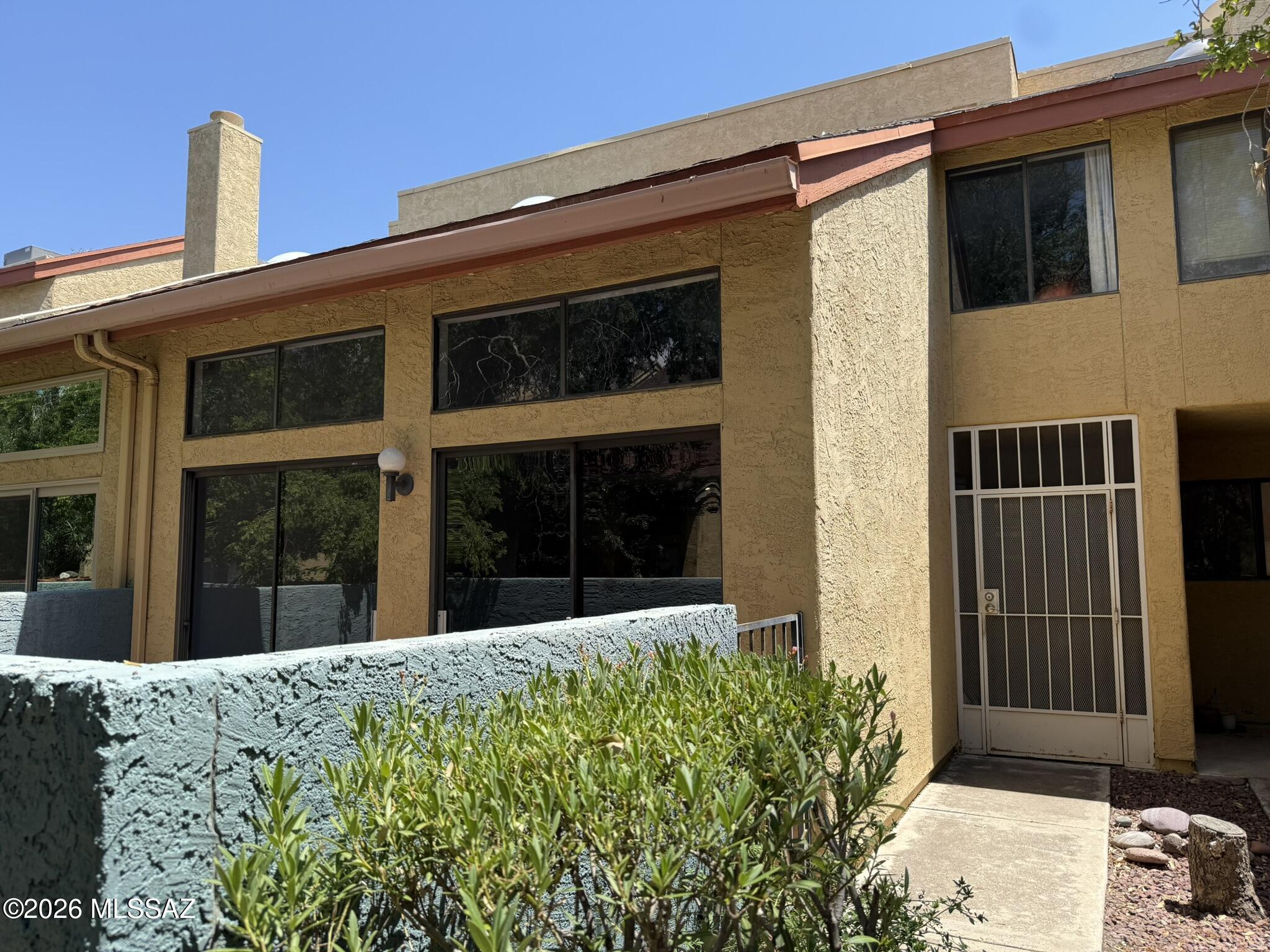 This is a sweat-equity dream! With a spacious footprint and a highly functional tri-level layout, this 3-bedroom, 2-bathroom central Tucson townhome is a massive opportunity for investors or DIY buyers.
The main level features an expansive living area and kitchen. Just upstairs, the mid-level offers an open loft space alongside two bedrooms and a full bath. Your top floor is reserved entirely for a private master ensuite retreat.
Located just minutes from the Tucson Racquet Club, local dining, shopping, and more. Bring your tool belt and your vision!!