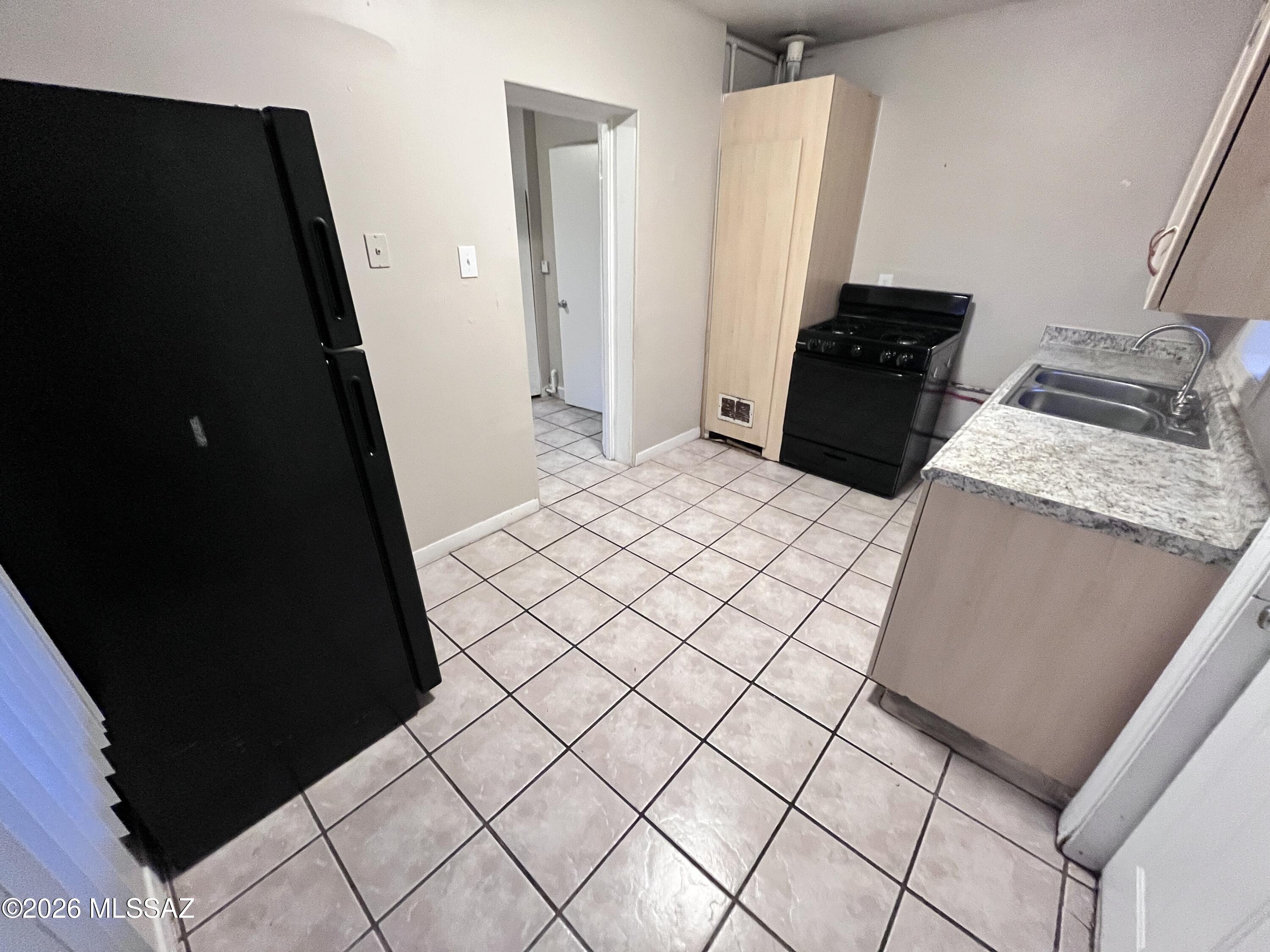 Single story 1 bedroom/ 1 bathroom townhome- Features include: all tile floors, mini splits, gas stove and fridge. Community coin laundry onsite. Close proximity to transportation, shopping and I-10.

6 month Lease
Tenant pays gas & electric plus billed back water/sewer/trash
No Smoking inside unit