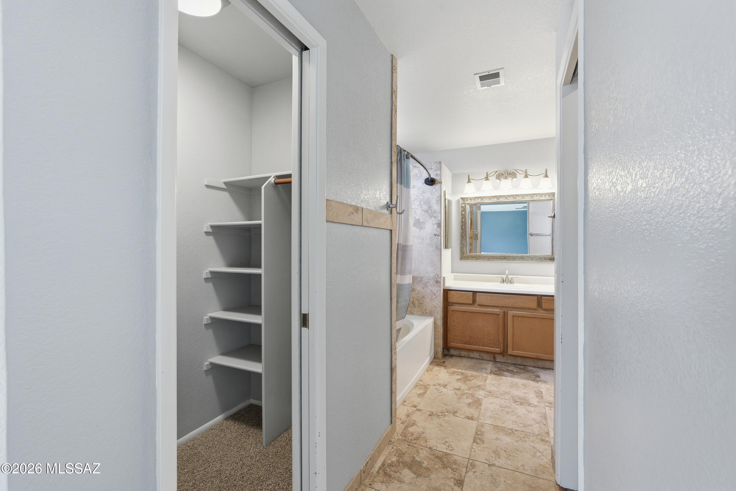 Hacienda Del Oro (1-879) - Residential Lease