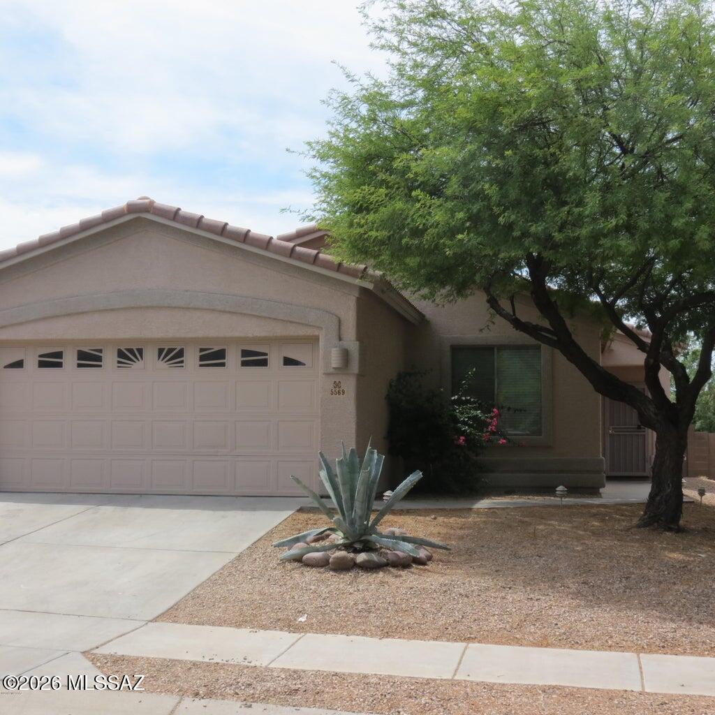 Very nice 3 bedroom 2 full bathrooms, this property offers great room design, with split bedrooms, spacious rooms throughout, ceiling fans, kitchen has lots of cabinet and countertop area, eat-in dining area. The covered patio leads to an excellent backyard area. This home is clean and ready now.