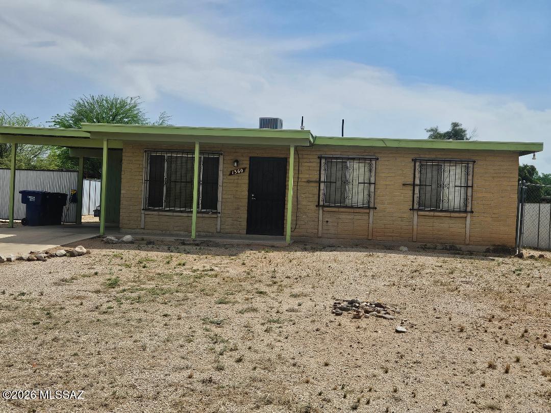 Large corner lot. Quiet neighborhood. Fenced backyard. Close to shopping. 
Newly painted. Security screens on all windows.