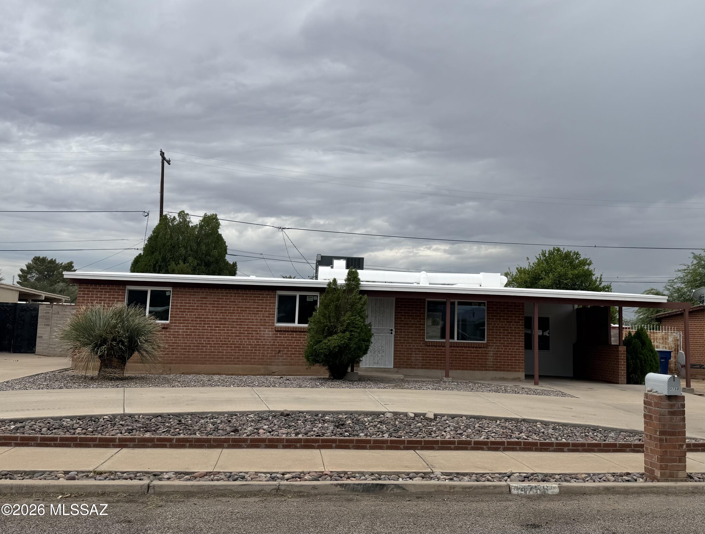 Beautiful updated house with 3 beds and 2 baths, with a den, New AC unit, new electrical box, new laminate flooring, updated both bathrooms, new paint inside, new kitchen cabinets with granite countertops, no HOA! Incredible opportunity to own this house with a big backyard, trees, and a Block fence.