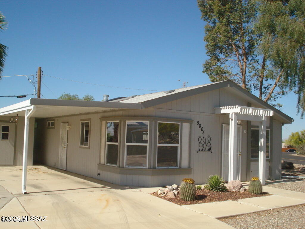 Charming, well cared for ground level double wide home on a corner lot in a premier 55+community.Move in ready! Home includes beds, furniture, washer, dryer, pots, pans, dishes, linens, rugs and even salt and pepper shakers! Home has
beautiful views of the mountains and is right across the street from all amenities (2 pools, hot tub, shuffleboard, pickle ball, library, park provided shuttle bus and more). Park also has a golf course! There are many hiking trails in the area.
 Old Tucson Studios, Desert Museum, Saguaro National Park are just down the road. Whether you're looking for an active lifestyle  or peaceful retreat, this home offers it all. Don't miss your chance to own a piece of paradise in Tucson Estates  CALL TODAY and schedule your showing.
