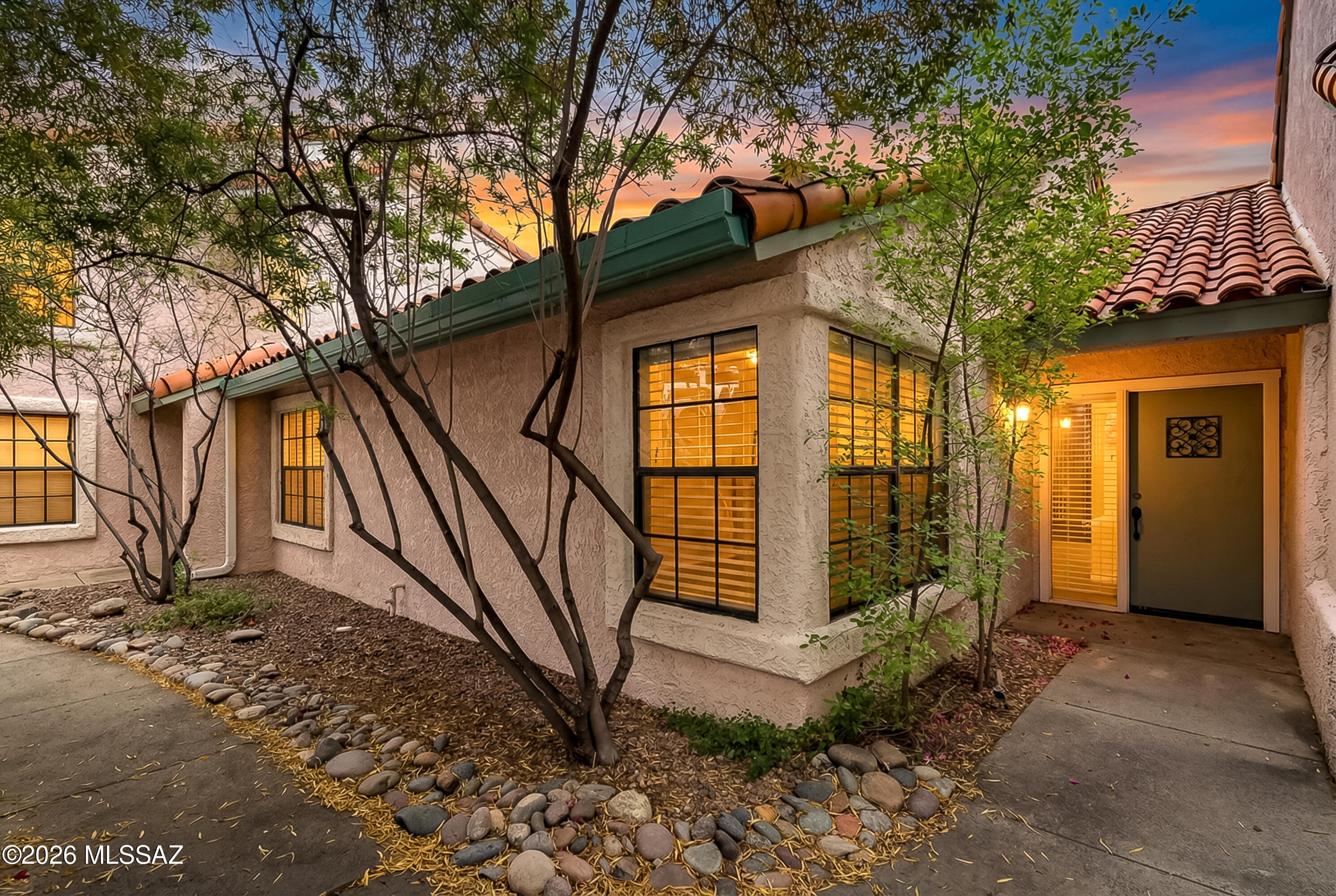 Down sizing? First time home buyer? Income property? Amazing ground level 2 Br 2Ba condo with open concept; high vaulted ceiling offers natural light.Eatin Kitchen plus a formal area. Has its own private patio to enjoy mornings or relaxing evenings viewing the Catalinas. Community POOL/TENNIS; Club House with exercise. Convenience to desirable upscale shopping, restaurants and entertainment while being only 7.1 miles to the University of AZ or 3.3 miles to River/Campbell. It's move in ready and at this price you won't want to miss this opportunity.