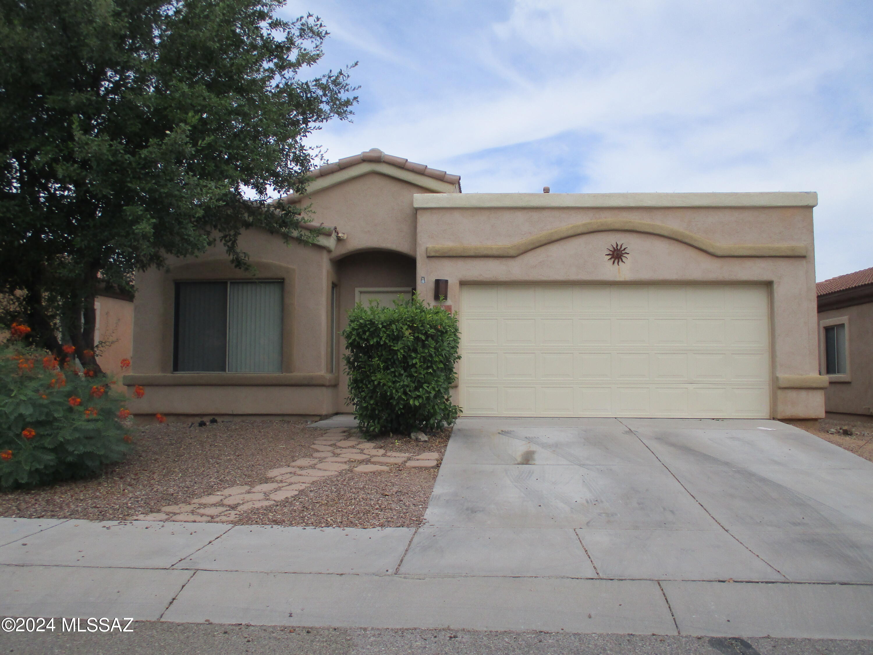 Lovely home with many upgrades! Granite countertops, ceramic tile, and so much more
No Carpets, Vinly Plank and Ceramic Tile,
