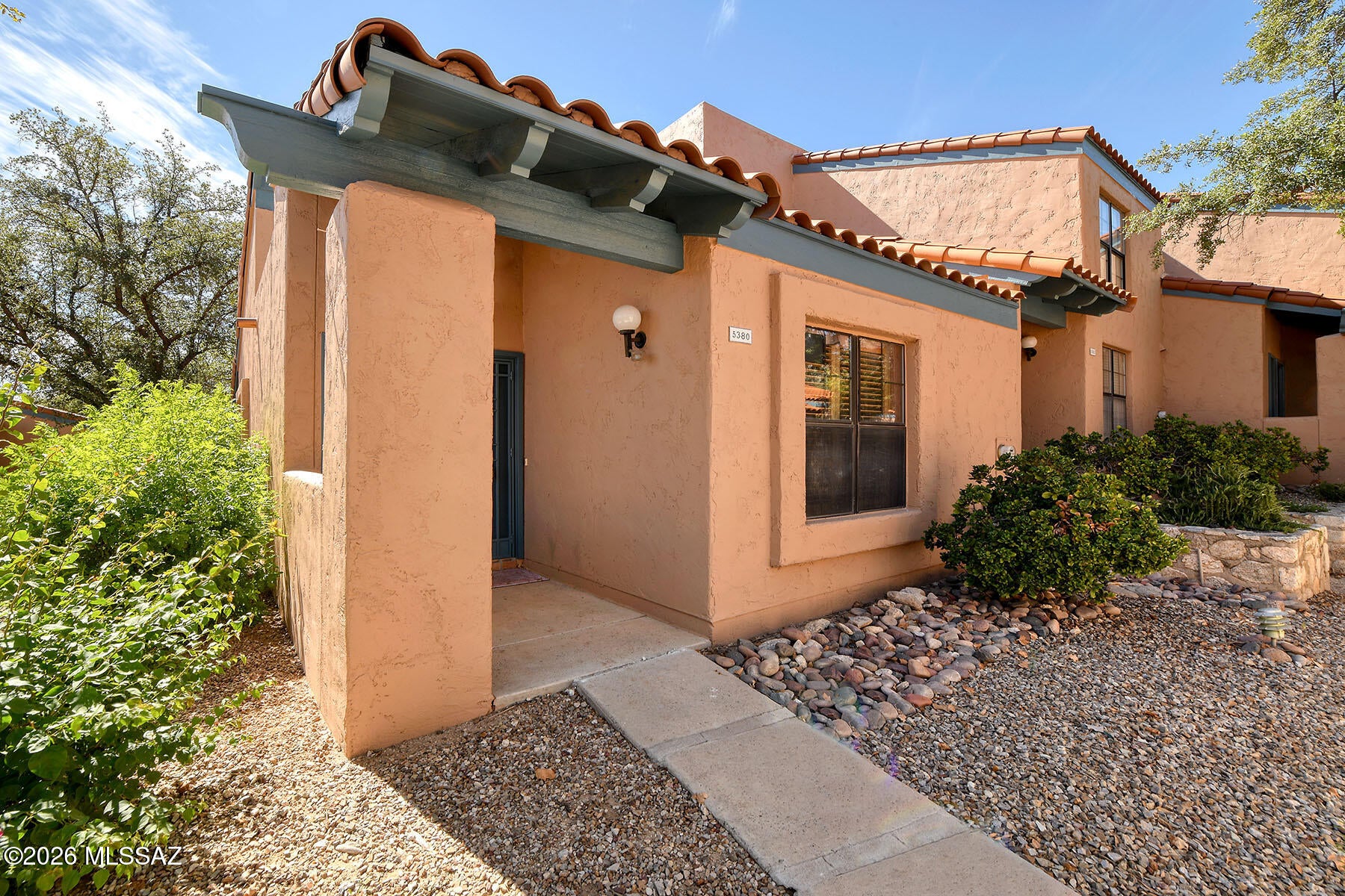 Welcome to the Villas at Ventana de Sabino!  Coveted end unit townhome featuring vaulted ceilings, abundant natural light and a spacious layout all nestled within a private, park-like setting surrounded by mature trees, winding illuminated pathways, tranquil fountains and breathtaking Catalina Mountain views.

The spacious living spaces offer a cozy wood-burning fireplace, Saltillo tile flooring, custom tile accents and soothing desert-inspired tones all creating a warm and inviting atmosphere. Primary bedroom has large walk-in closet and the versatile loft provides many possibilities for another bedroom, home office, fitness area, yoga studio, reading nook or art studio.  Many upgrades including water filtration system, plantation shutters, double bin sink, granite countertops, electric range, and the washer/dryer/refrigerator all convey. Step outside to your private shaded patio where you can bask in the morning sunrises and gorgeous evening sunsets. Enjoy the resort-like lifestyle with heated pools, spa, fitness center, pickleball, tennis, clubhouse & the HOA fee also covers roof maintenance, water, sewer, trash, exterior home maintenance, exterior structure insurance & common area maintenance.  Perfect as a year-round home, seasonal retreat, or lock-and-leave getaway.  Walking distance to the Sabino Canyon Recreation Center with miles of scenic trails and the breathtaking views of the lush Sonoran Desert.  Minutes to Whole Foods, Bashas grocery store, Tucson's Loop Bike Path, La Encantada upscale shopping center, world class golf, hiking & biking trails, as well as numerous restaurants and shops. District 16 schools. Some furnishings available. Foothills living at its finest!
