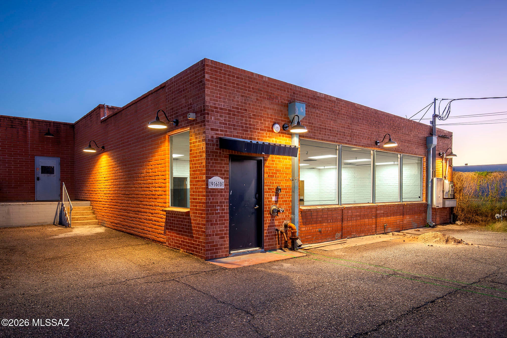 2298 sf available for lease -Flex space provides options for showroom plus office, retail, private fitness trainer, or storage.  Situated in the Industrial District at the edge of the Downtown Tucson, and close proximity to the University of Arizona. Landlord will add a restroom.
Monthly Rate $2873