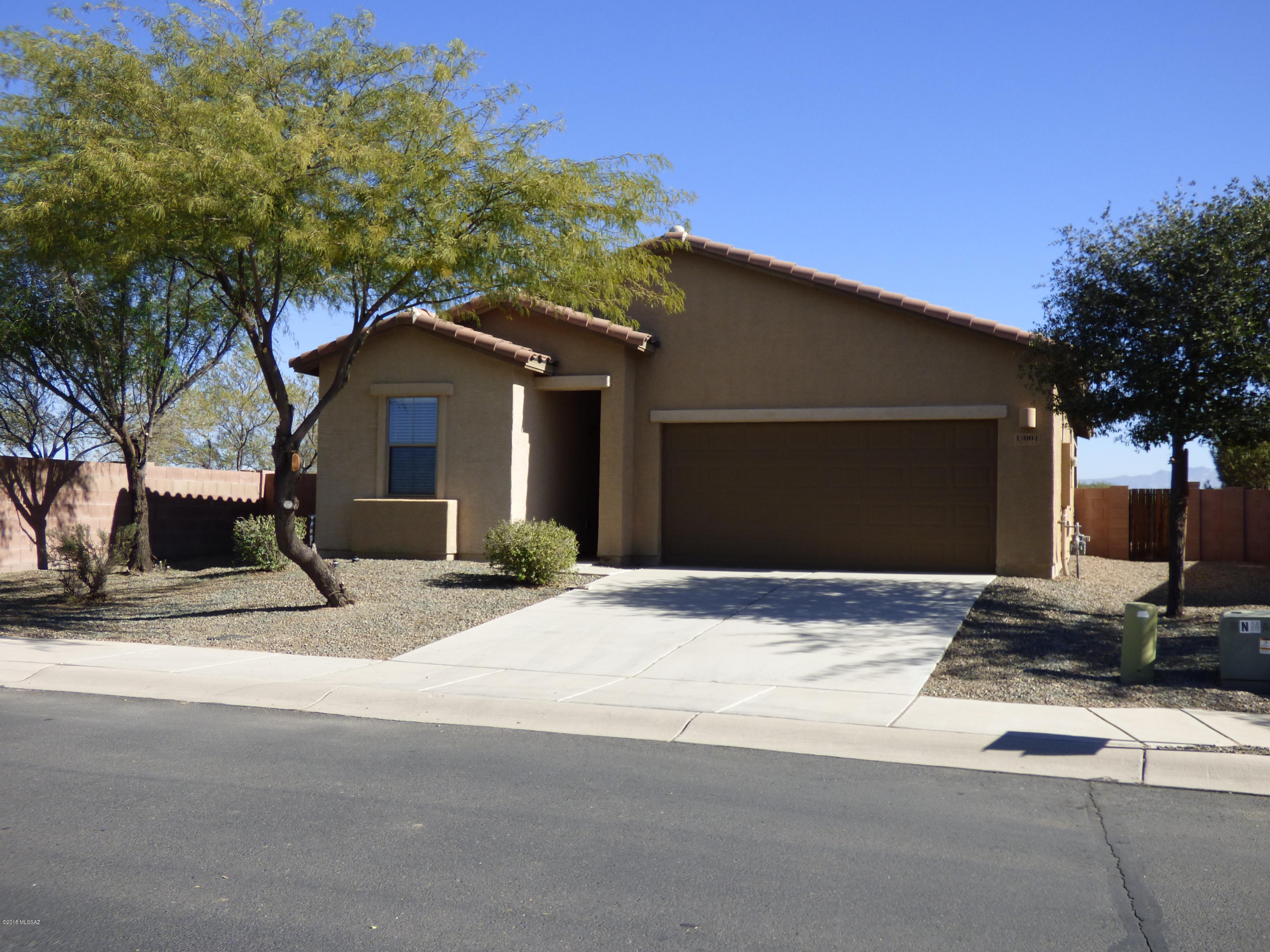 GLADDEN FARMS-RANCHO MARANA 3 BEDROOM ON LARGE CORNER LOT!
This lovely home has newer interior paint and carpet in bedrooms, newer A/C, ceramic tile floors, dual pane windows throughout, open living space with split bedroom plan and 2 car garage.
The kitchen features an island with breakfast bar, gas range, built-in microwave and dishwasher and adjoining dining area and living room.
The master suite has a walk-in closet, and the ensuite bath has dual sinks, garden tub with shower.
The huge backyard has many possibilities with mountain views!
This is a great neighborhood within an excellent school district, walking/bike paths and playground up the street with nearby community park with splashpad, playground, and sports facilities.
This is a great opportunity to own this affordable hom