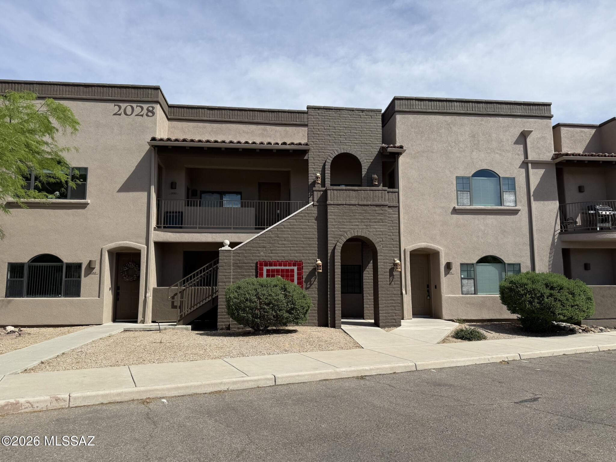 Live where the city meets the trails! This modern Placita Escondida condo offers the best of Tucson living. Walk directly from your gated community onto The Loop for miles of biking, rolling and running or stroll over to St. Philips Plaza for weekend farmers markets and upscale dining. With two large balconies, a contemporary design, and a prime location near River & Campbell, this is high-end foothills living at its finest. Community includes a pool! close proximity to Banner University/University of Arizona.